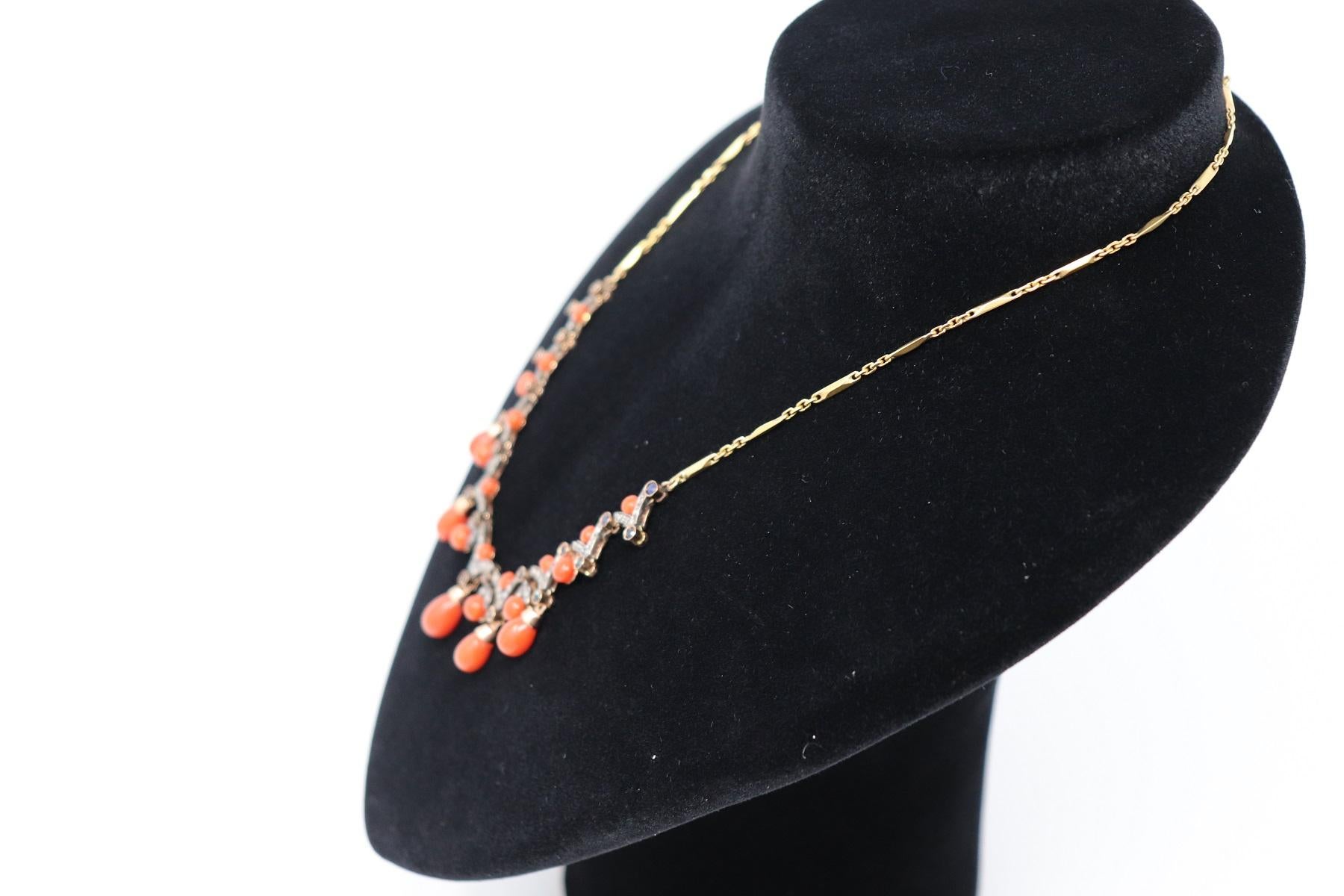 Rare Link Necklace in Gold with Coral, Blue Sapphires and Diamonds, 1980s In Excellent Condition In Bosco Marengo, IT