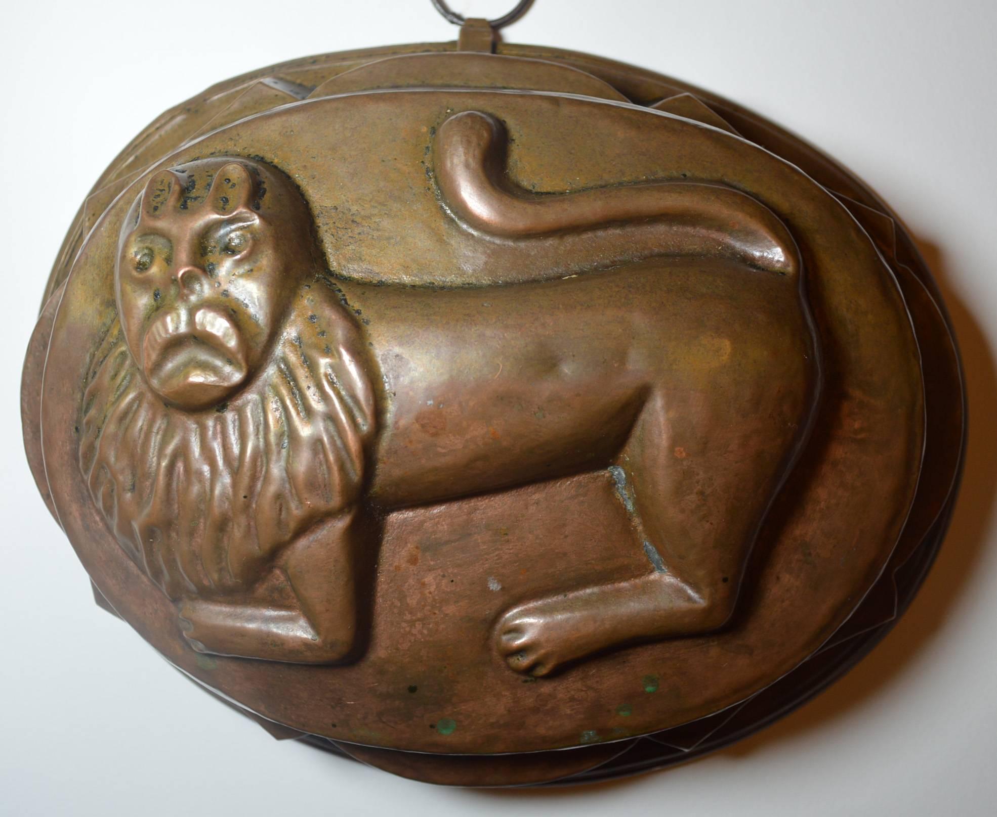 Rare moule en cuivre antique à motif de lion
Il s'agit d'un moule à pudding en cuivre avec un design de lion.
Anglais ou européen 
19ème siècle
En état non poli avec crochet de suspension
Taille : 9 /1/2 x 7 1/2 inches, cm x 24 x 19 cm,