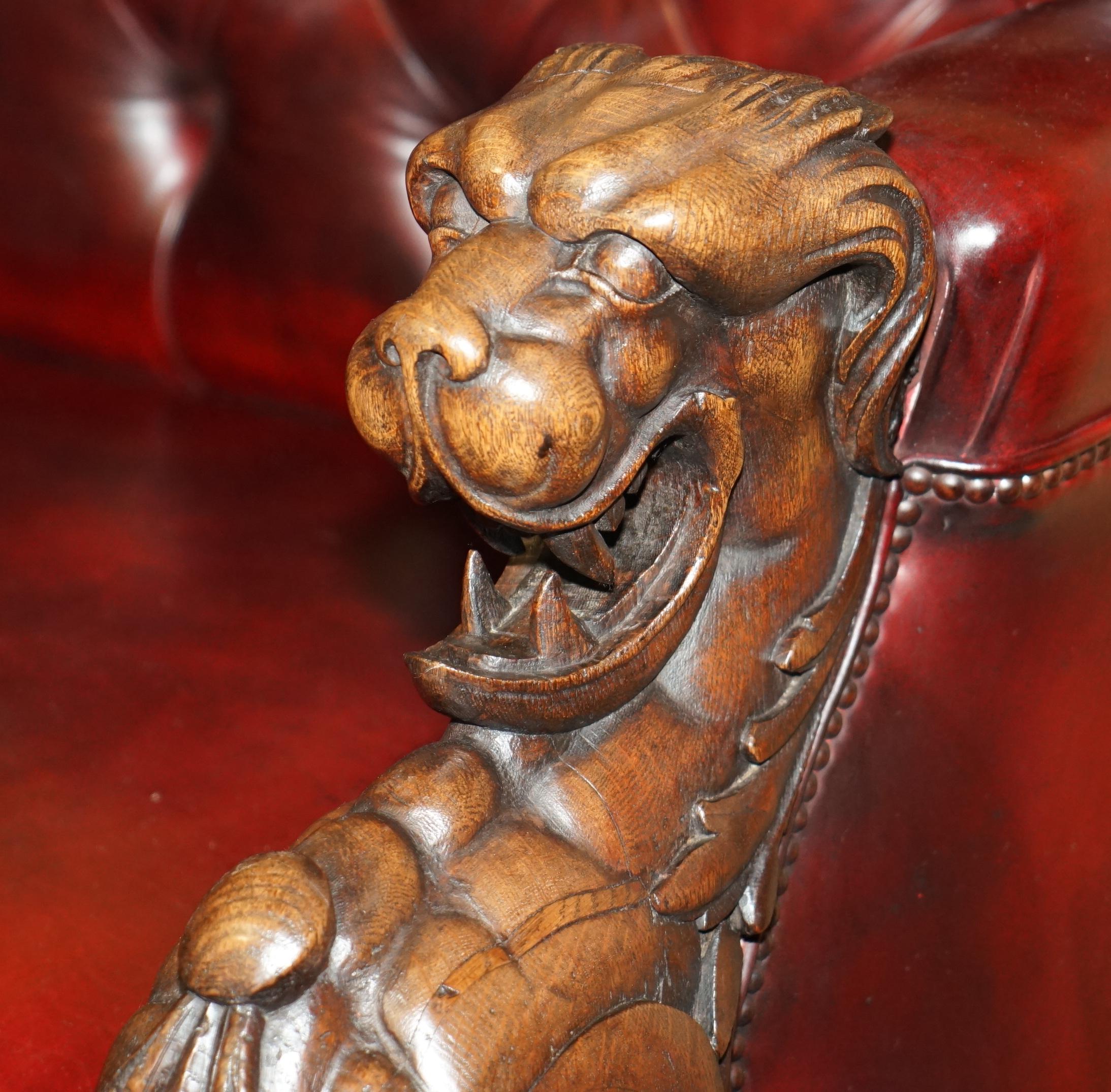 RARO SOFÁ DE CUERO TALLADO A MANO CON CABEZA DE LEÓN ANTiQUE VICTORIAN CHESTERFIELD en venta 2