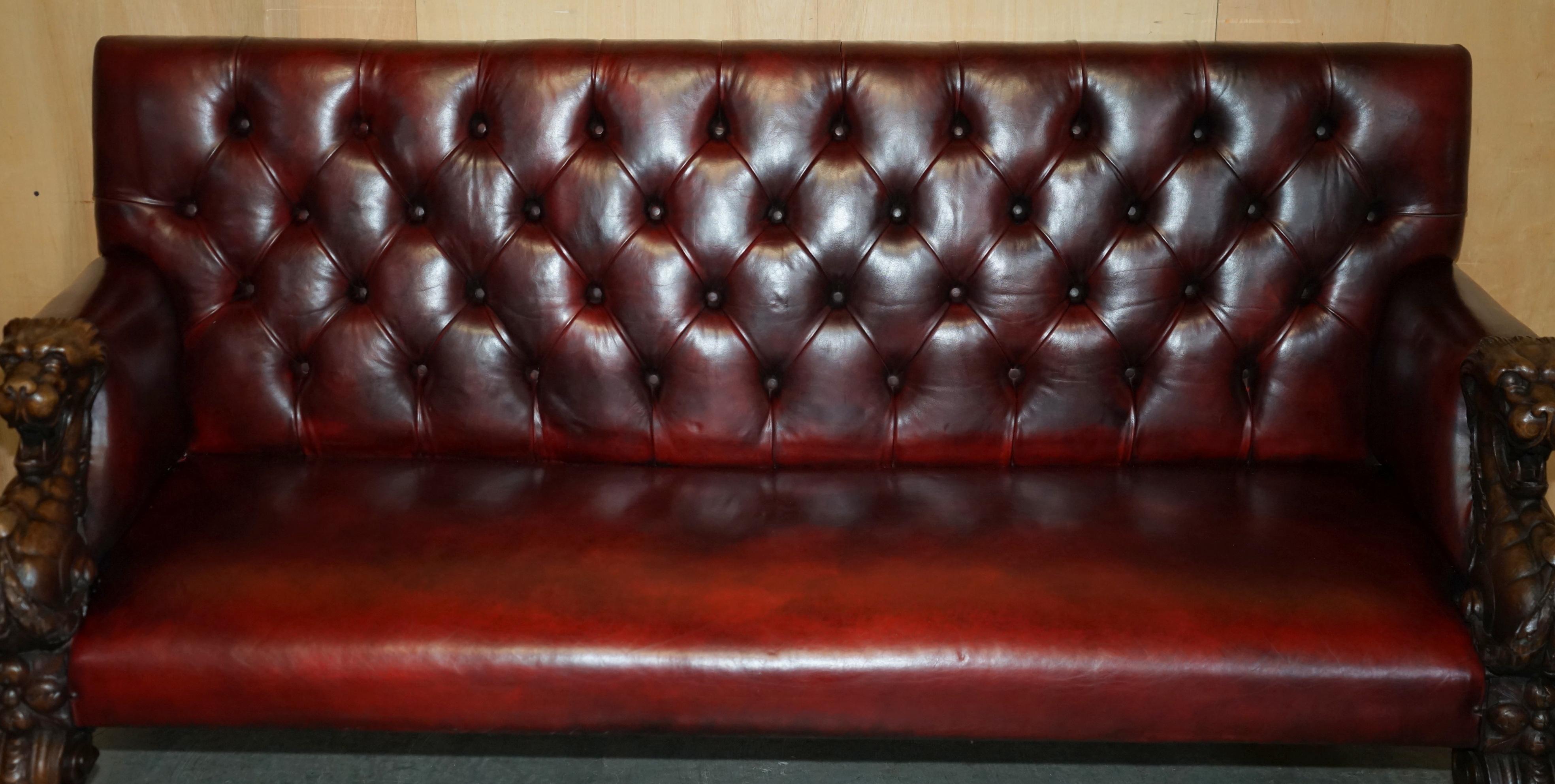RARO SOFÁ DE CUERO TALLADO A MANO CON CABEZA DE LEÓN ANTiQUE VICTORIAN CHESTERFIELD en venta 3