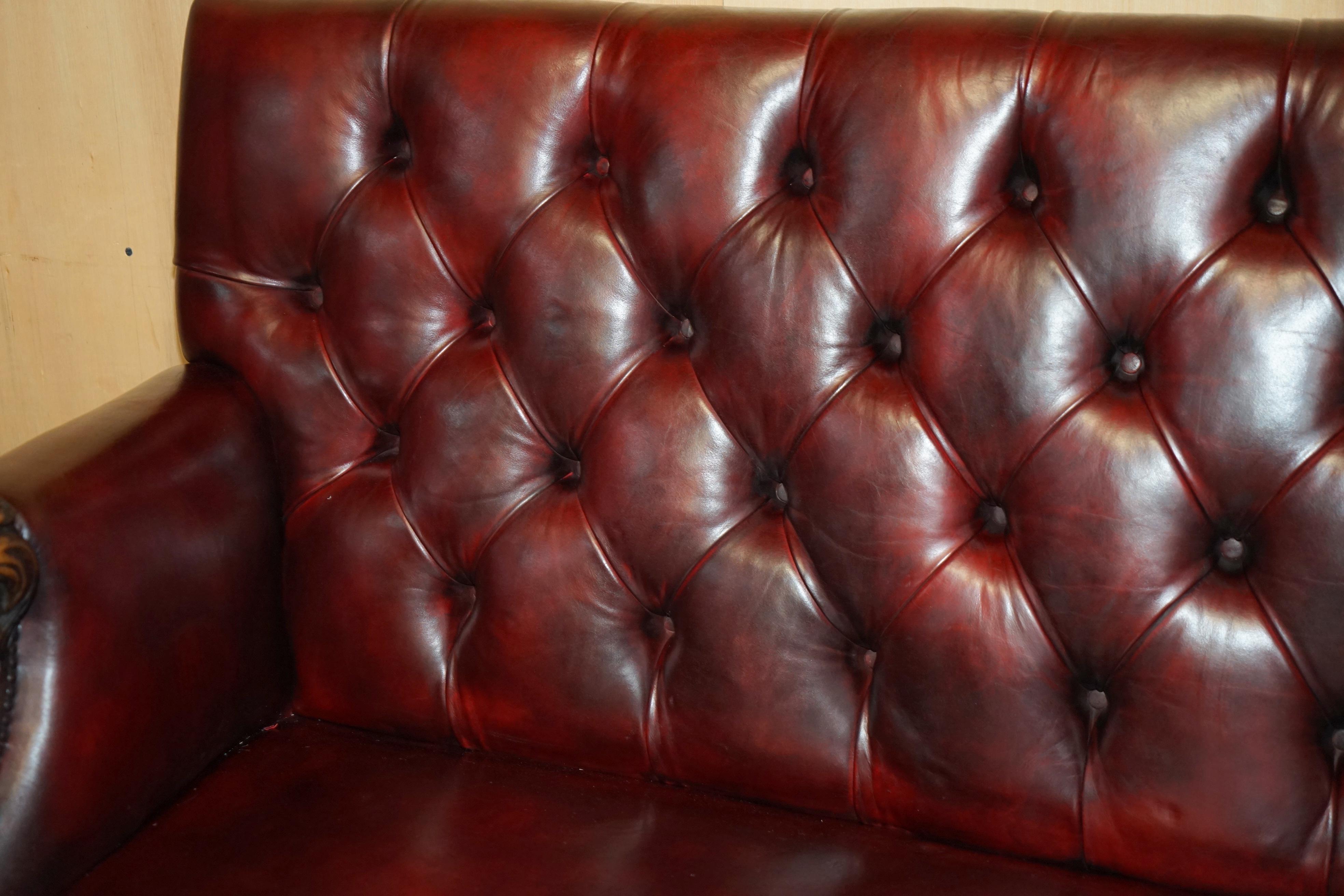 RARO SOFÁ DE CUERO TALLADO A MANO CON CABEZA DE LEÓN ANTiQUE VICTORIAN CHESTERFIELD en venta 4