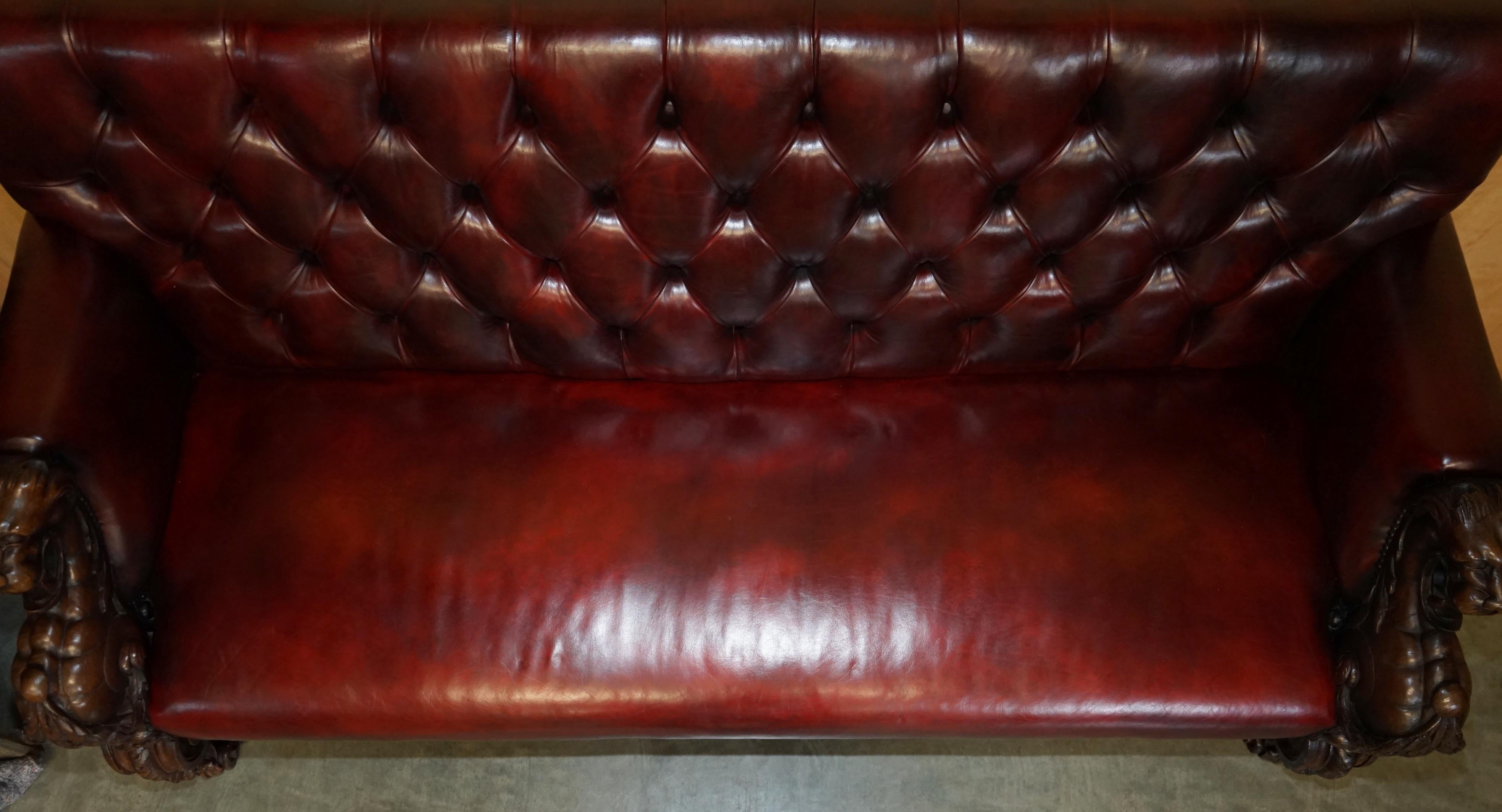 RARO SOFÁ DE CUERO TALLADO A MANO CON CABEZA DE LEÓN ANTiQUE VICTORIAN CHESTERFIELD en venta 5