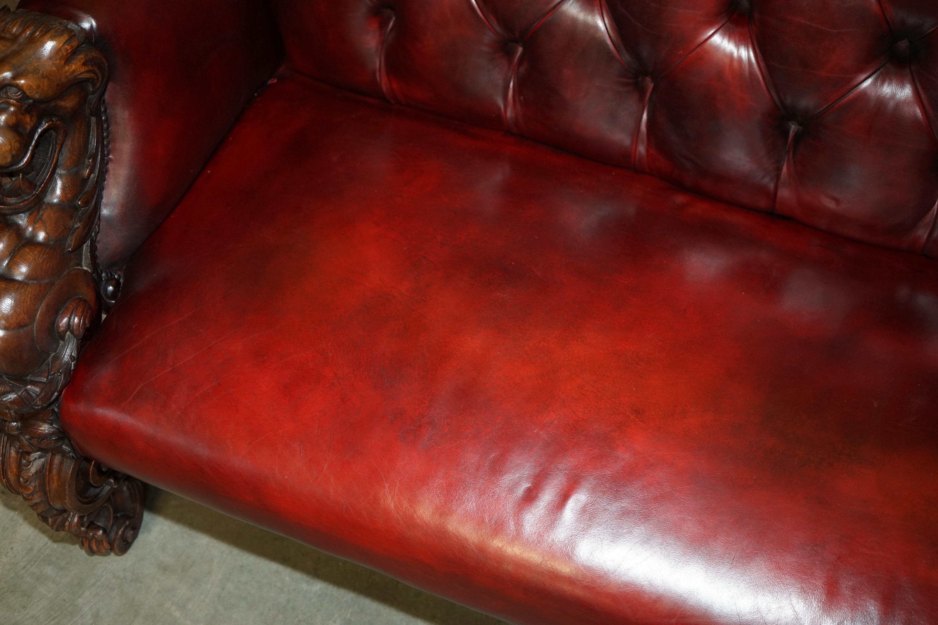 RARO SOFÁ DE CUERO TALLADO A MANO CON CABEZA DE LEÓN ANTiQUE VICTORIAN CHESTERFIELD en venta 6