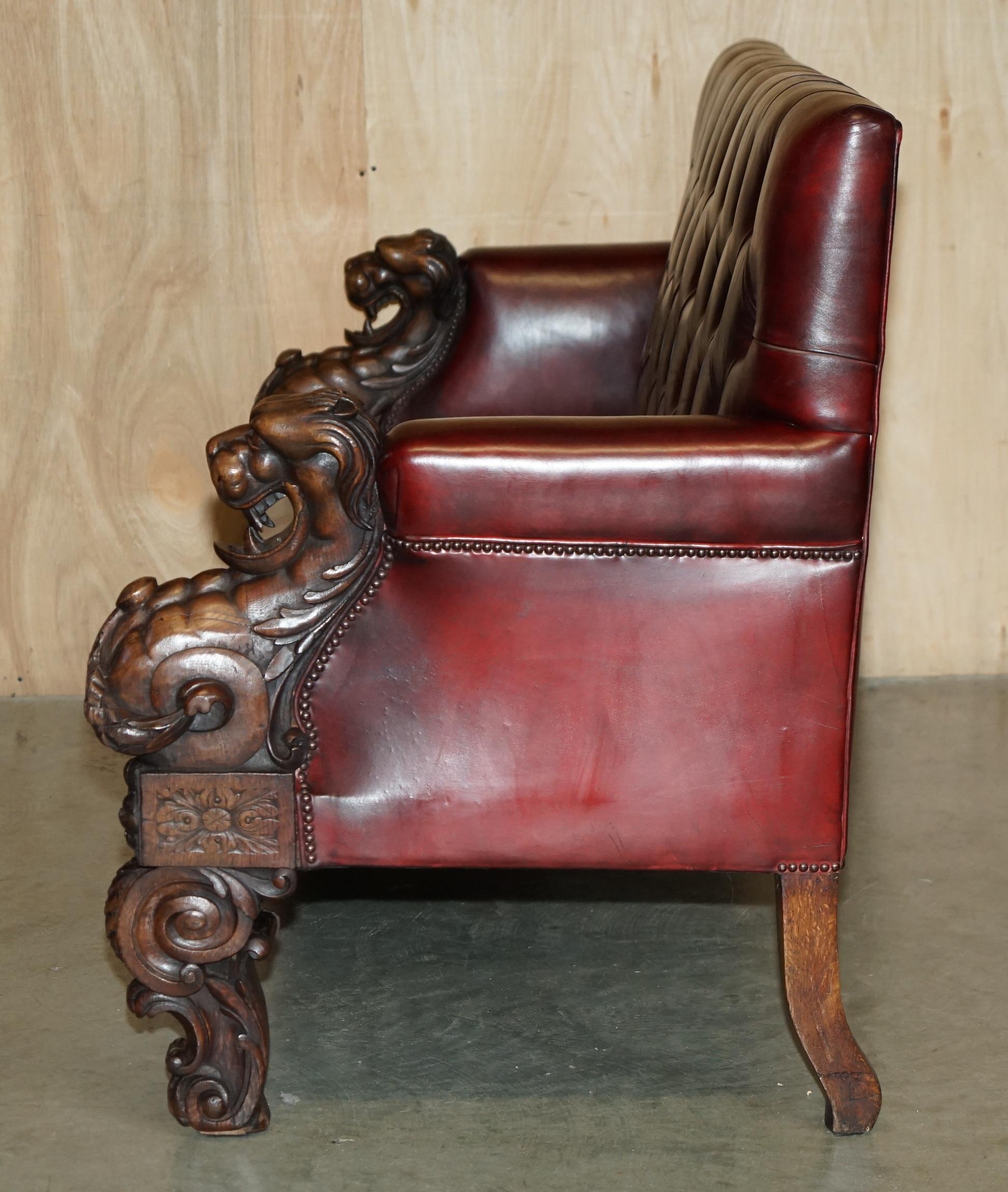 RARO SOFÁ DE CUERO TALLADO A MANO CON CABEZA DE LEÓN ANTiQUE VICTORIAN CHESTERFIELD en venta 7