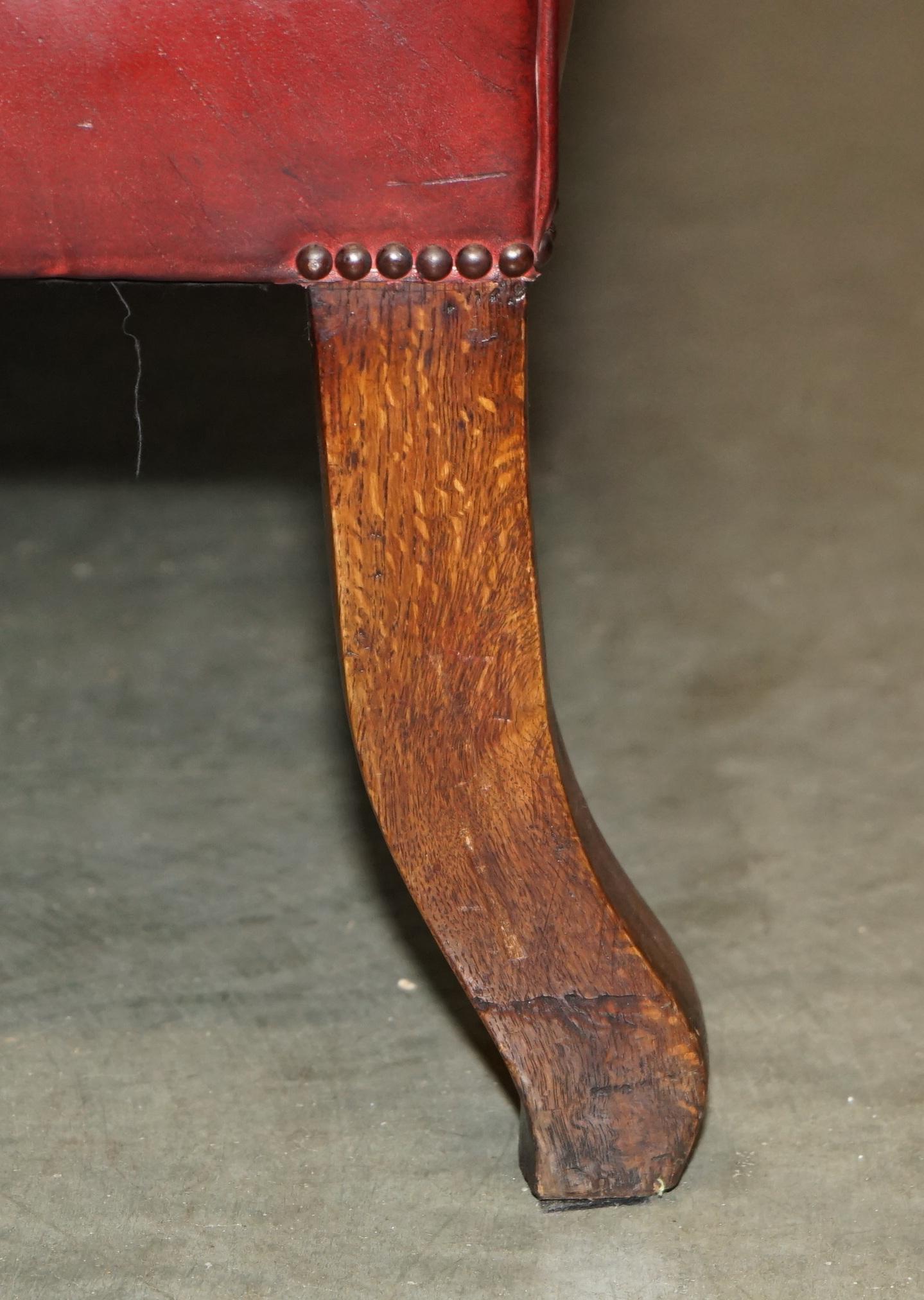 RARO SOFÁ DE CUERO TALLADO A MANO CON CABEZA DE LEÓN ANTiQUE VICTORIAN CHESTERFIELD en venta 8