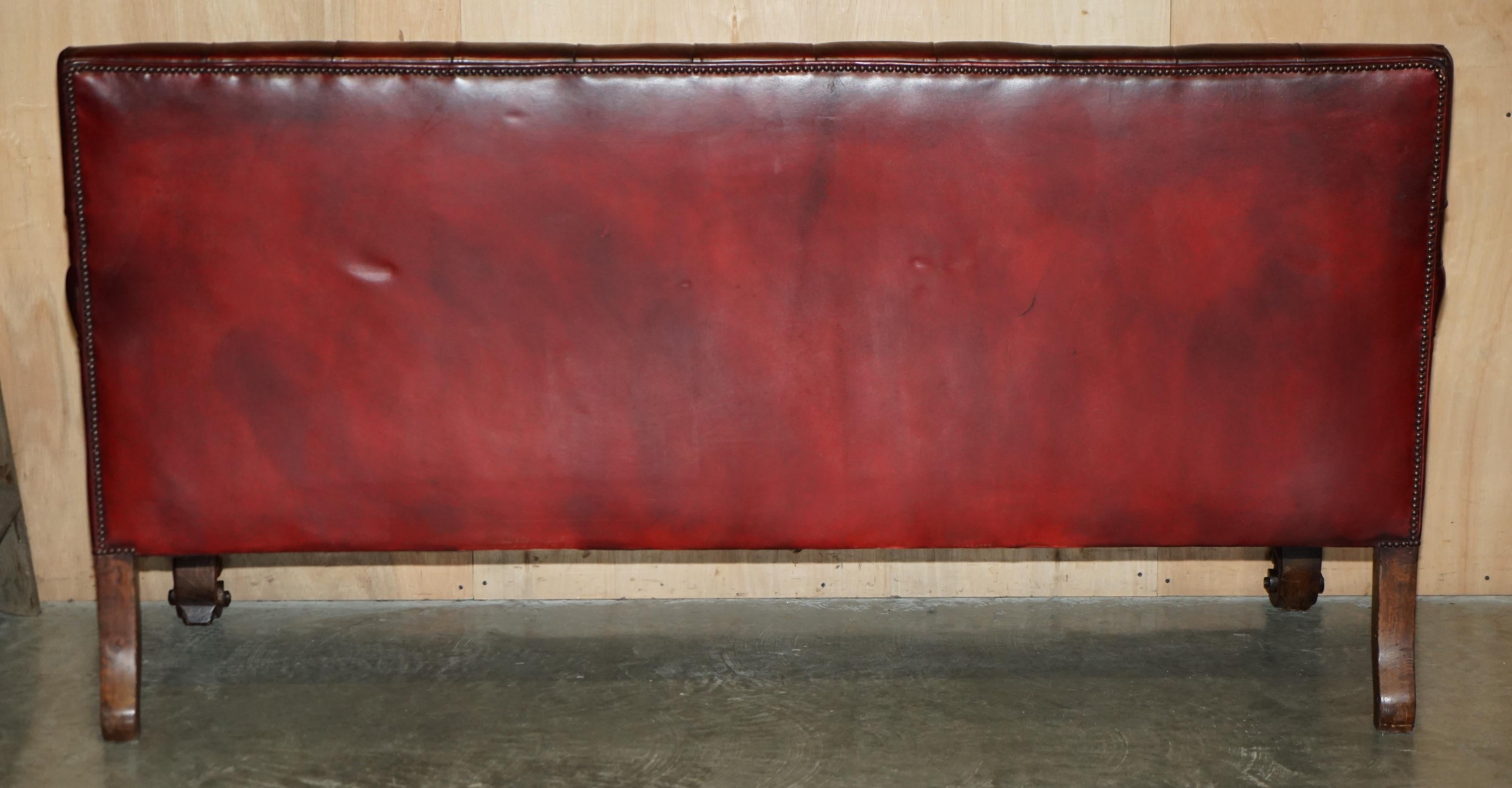 RARO SOFÁ DE CUERO TALLADO A MANO CON CABEZA DE LEÓN ANTiQUE VICTORIAN CHESTERFIELD en venta 9