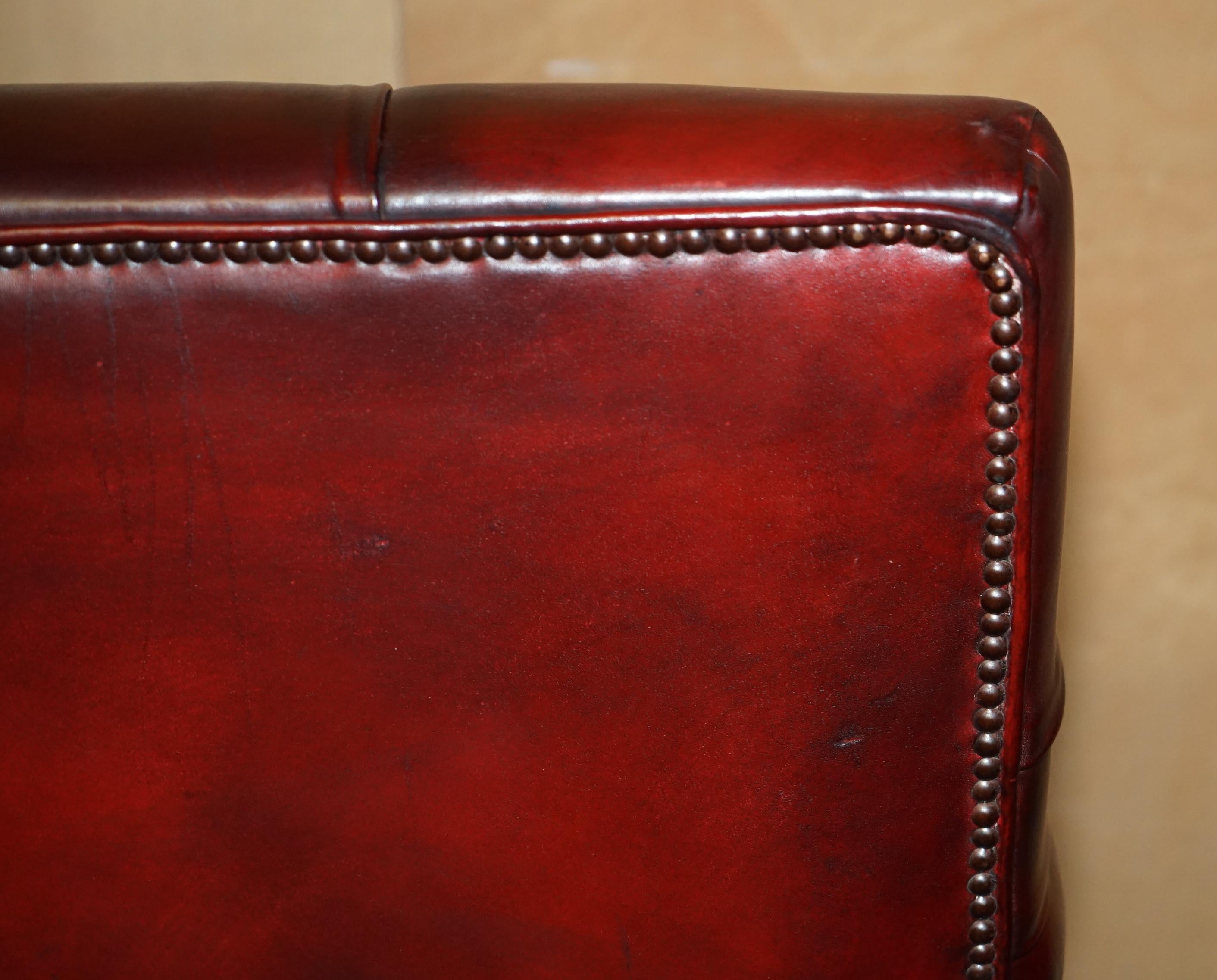 RARO SOFÁ DE CUERO TALLADO A MANO CON CABEZA DE LEÓN ANTiQUE VICTORIAN CHESTERFIELD en venta 10