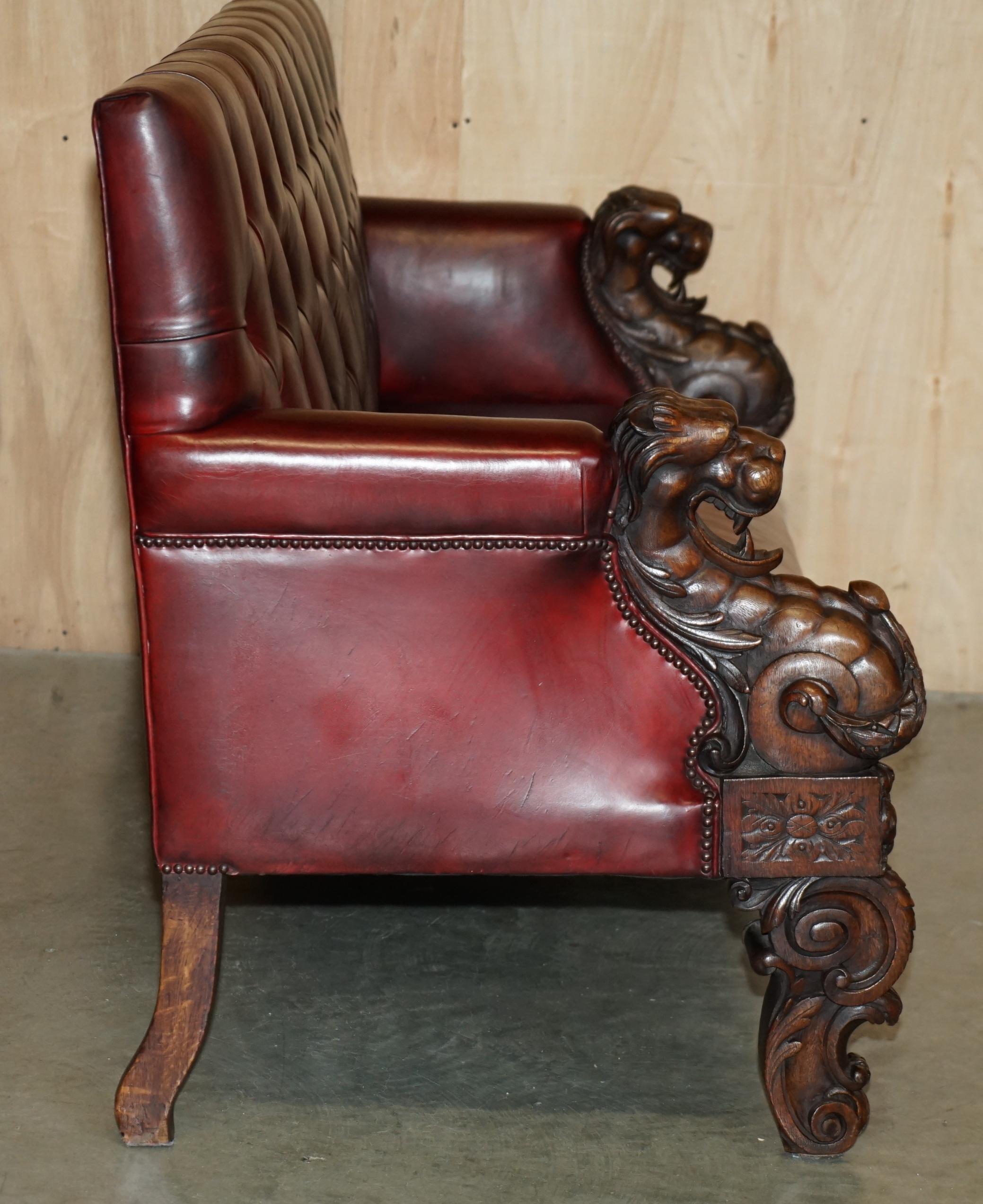 RARO SOFÁ DE CUERO TALLADO A MANO CON CABEZA DE LEÓN ANTiQUE VICTORIAN CHESTERFIELD en venta 11