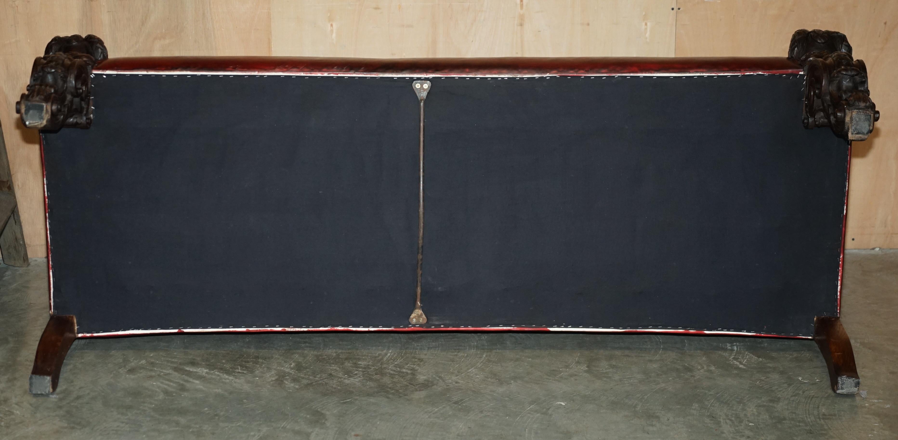 RARO SOFÁ DE CUERO TALLADO A MANO CON CABEZA DE LEÓN ANTiQUE VICTORIAN CHESTERFIELD en venta 12