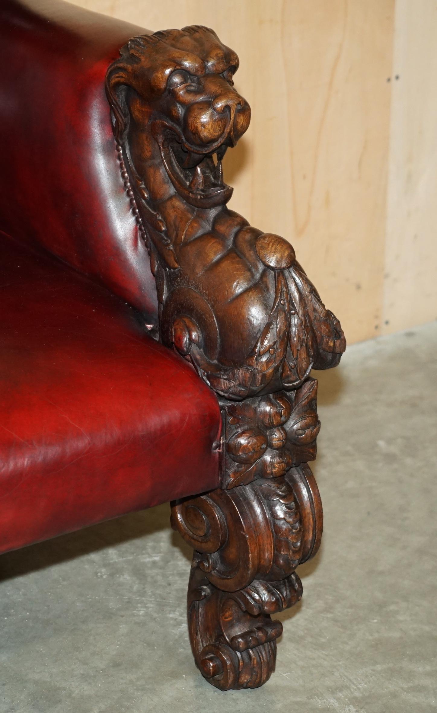 RARO SOFÁ DE CUERO TALLADO A MANO CON CABEZA DE LEÓN ANTiQUE VICTORIAN CHESTERFIELD Victoriano en venta