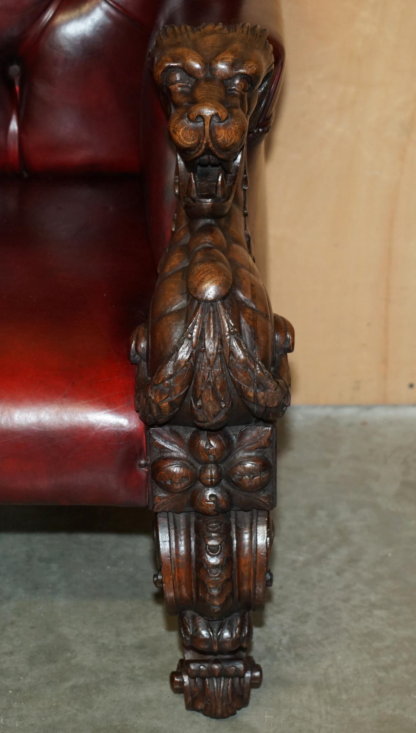 RARO SOFÁ DE CUERO TALLADO A MANO CON CABEZA DE LEÓN ANTiQUE VICTORIAN CHESTERFIELD Europeo en venta