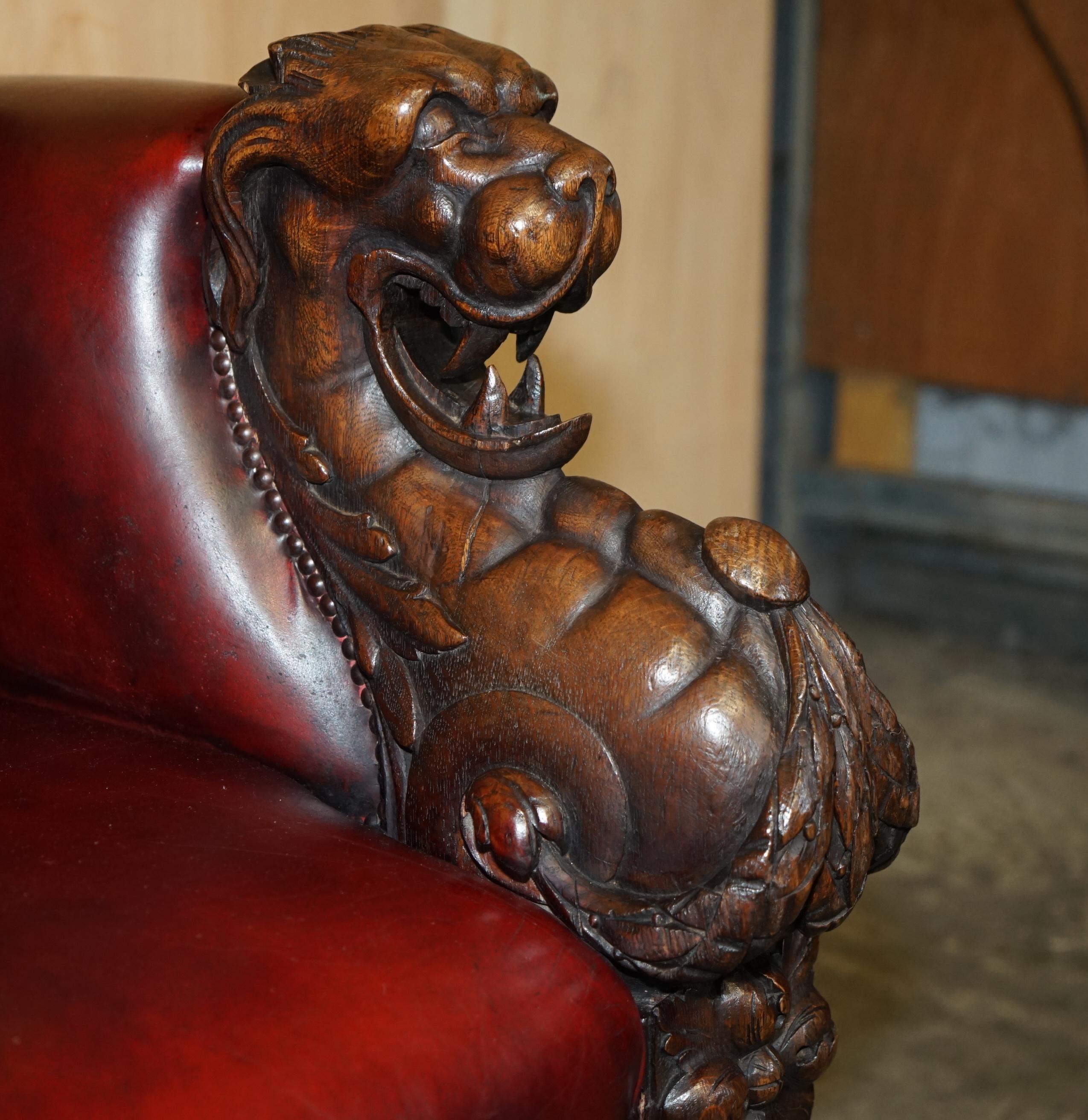 RARO SOFÁ DE CUERO TALLADO A MANO CON CABEZA DE LEÓN ANTiQUE VICTORIAN CHESTERFIELD Tallado en venta