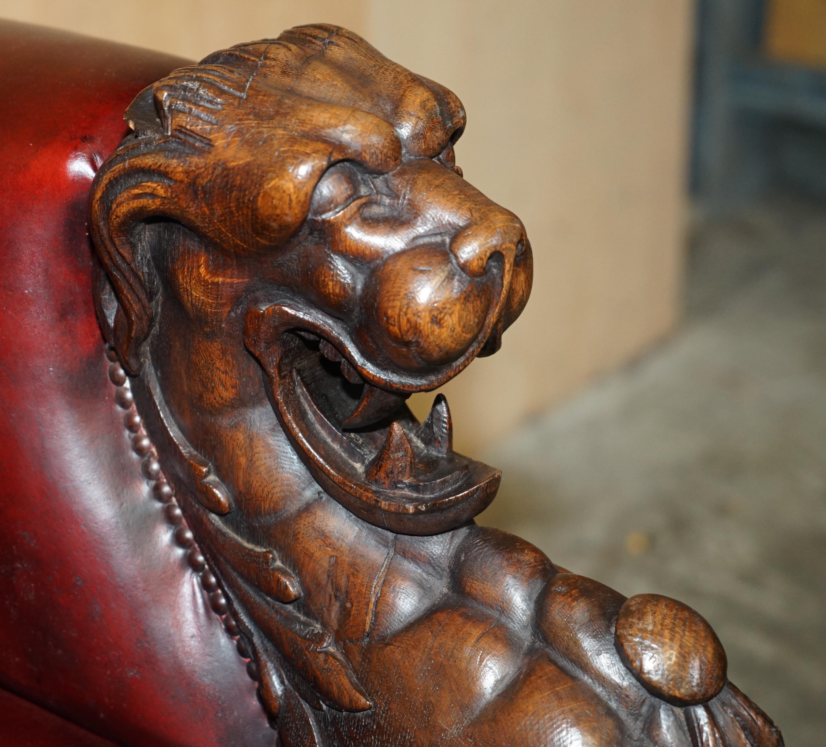 RARO SOFÁ DE CUERO TALLADO A MANO CON CABEZA DE LEÓN ANTiQUE VICTORIAN CHESTERFIELD en Bueno estado para la venta en West Sussex, Pulborough
