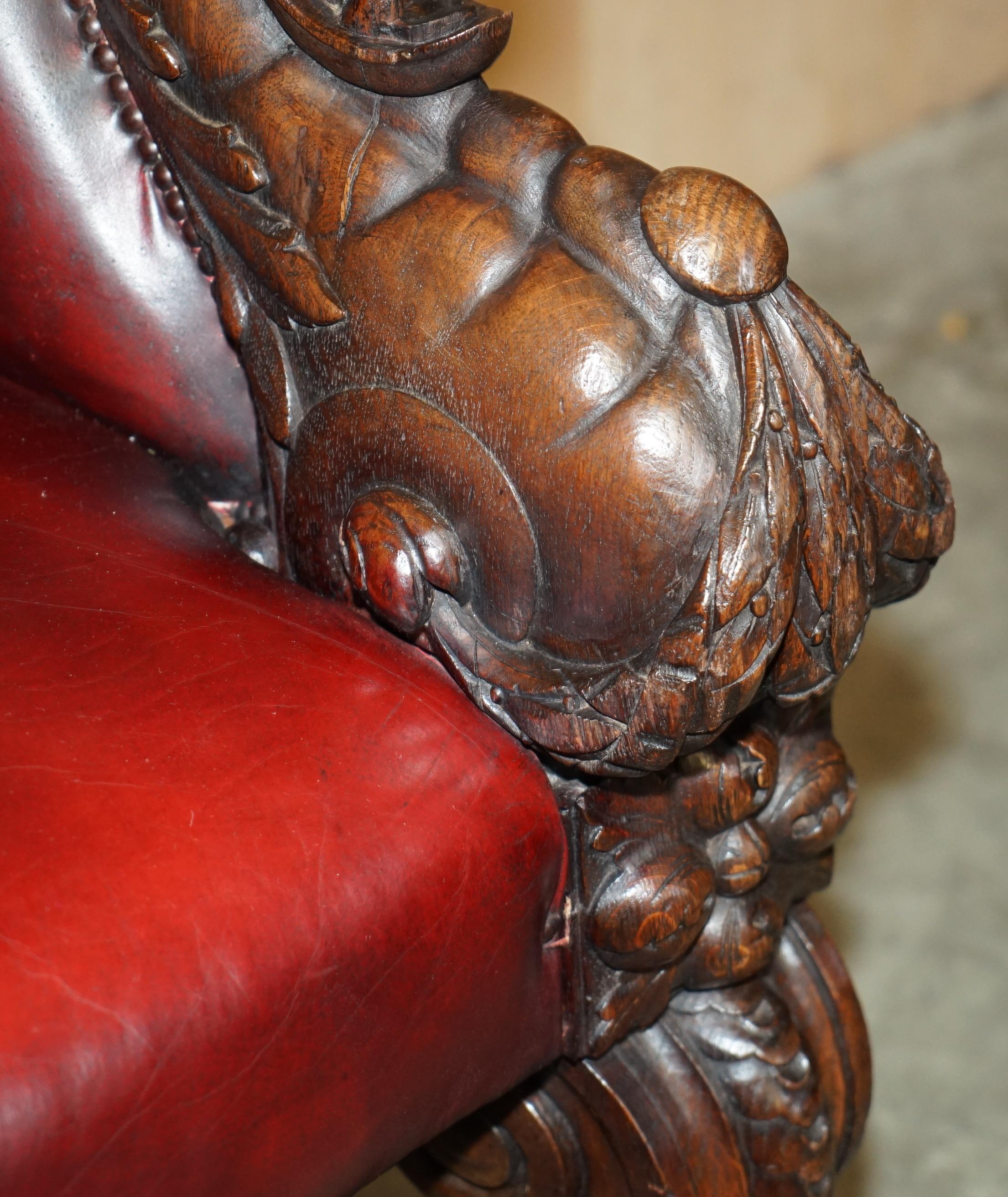 RARO SOFÁ DE CUERO TALLADO A MANO CON CABEZA DE LEÓN ANTiQUE VICTORIAN CHESTERFIELD siglo XIX en venta