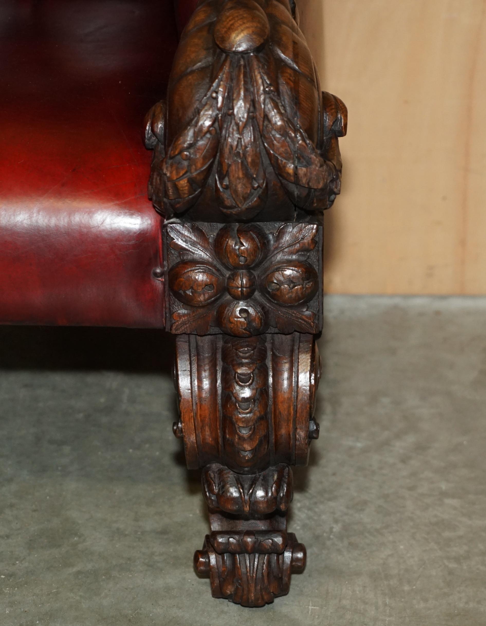RARO SOFÁ DE CUERO TALLADO A MANO CON CABEZA DE LEÓN ANTiQUE VICTORIAN CHESTERFIELD Cuero en venta
