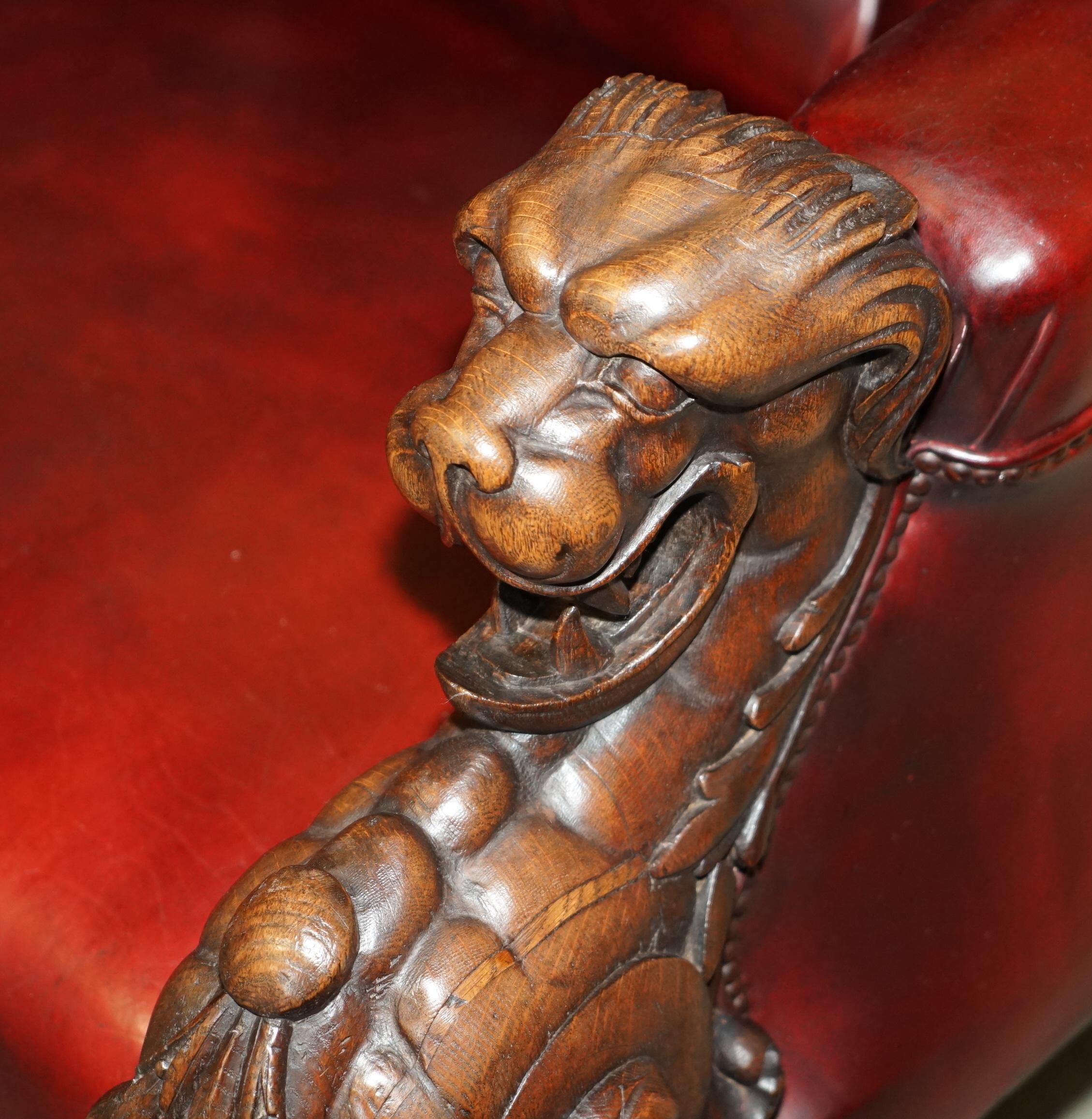 RARO SOFÁ DE CUERO TALLADO A MANO CON CABEZA DE LEÓN ANTiQUE VICTORIAN CHESTERFIELD en venta 1