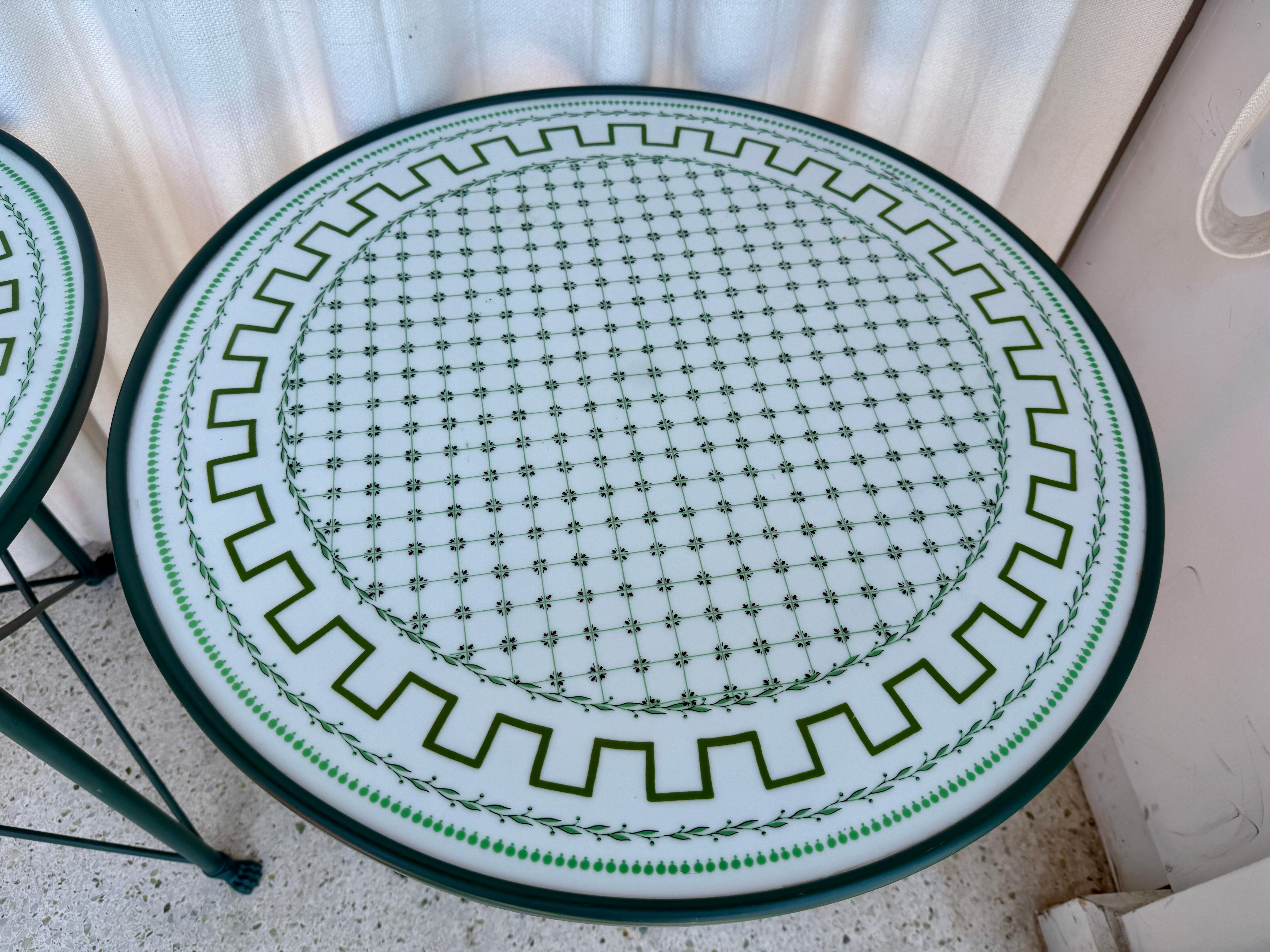 FIRMADA Mangani Firenze, esta mesa auxiliar de gueridón verde bosque con tablero de porcelana pintada a mano tiene una base en forma de X y tres patas rematadas con patas de león.  Adornado con la parte superior pintada al estilo provincial.  Muy