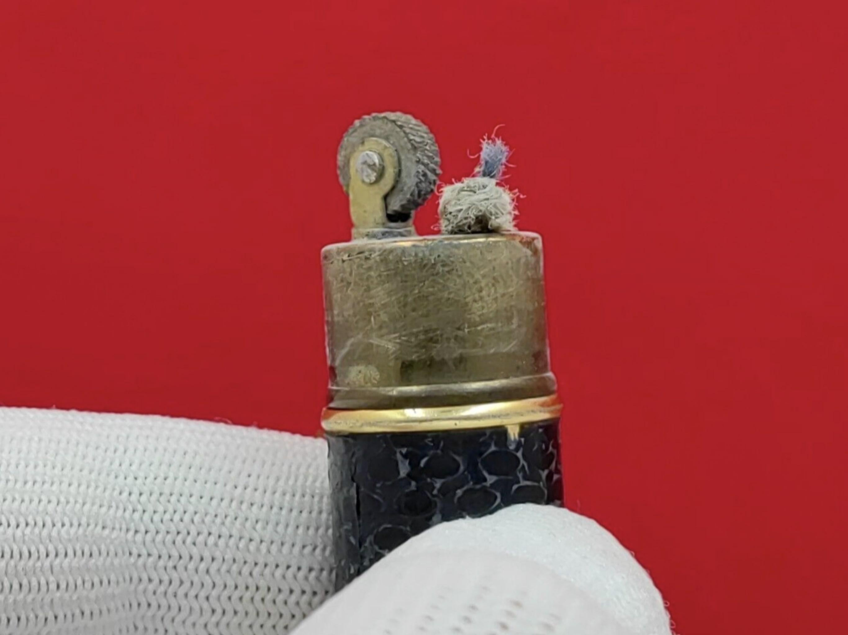 Art déco Rare mini rouge à lèvres QUART DE TOUR, France, briquet pétrole vintage en peau de serpent en vente