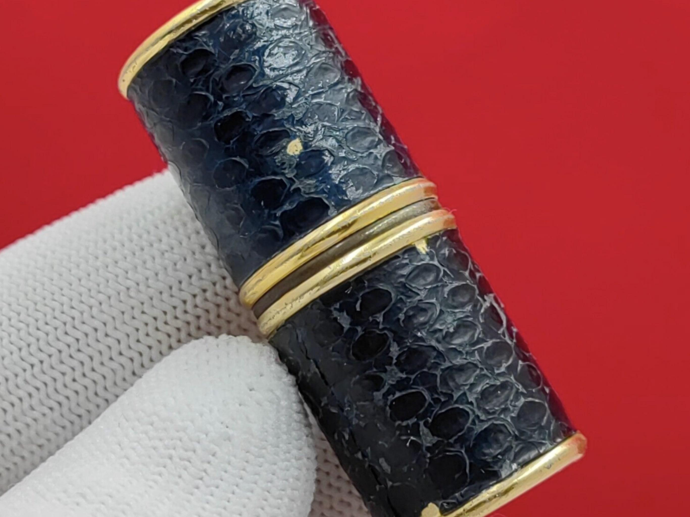 Rare mini rouge à lèvres QUART DE TOUR, France, briquet pétrole vintage en peau de serpent Bon état - En vente à New York, NY