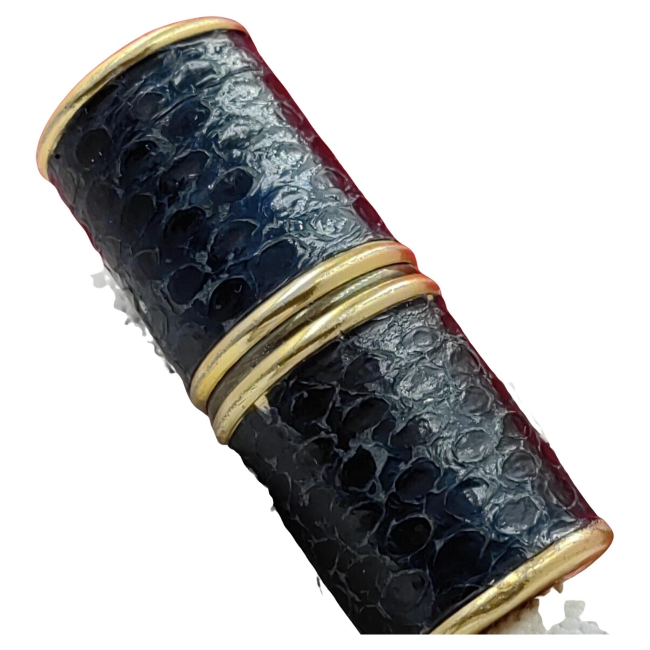 Very rare and hard to find a Mini Lipstick - QUART DE TOUR - made in France Vintage petrol lighter
Black snake skin 
Gold plated 
Lipstick shape
42 x 16 mm
Collectible
In working condition

A DESIRABLE COLLECTABLE A GOLD TONE METAL LIGHTER WITH