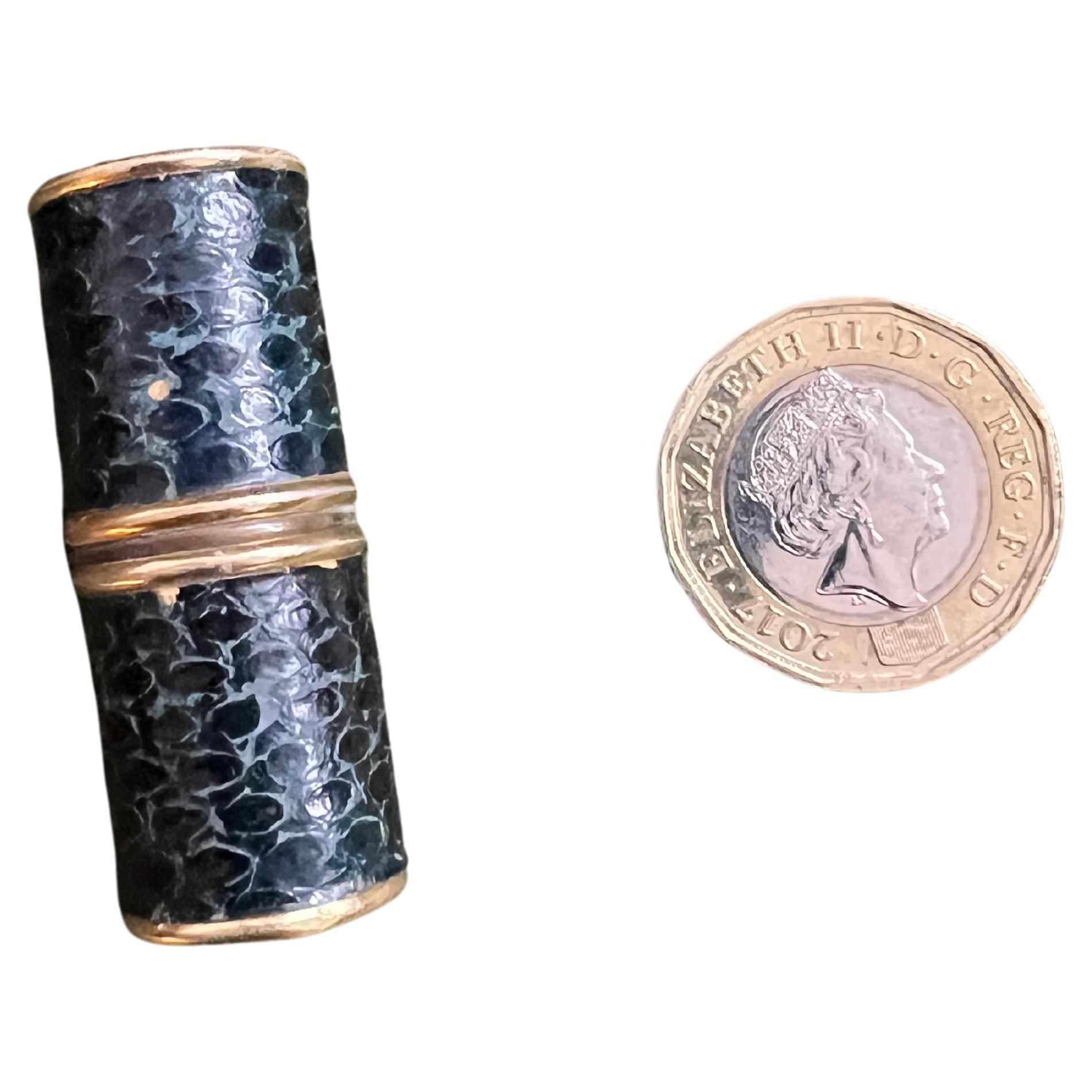 Seltener Mini- Lippenstift QUART DE TOUR, Frankreich, Vintage- Petrolfeuerzeug aus Schlangenhaut im Angebot