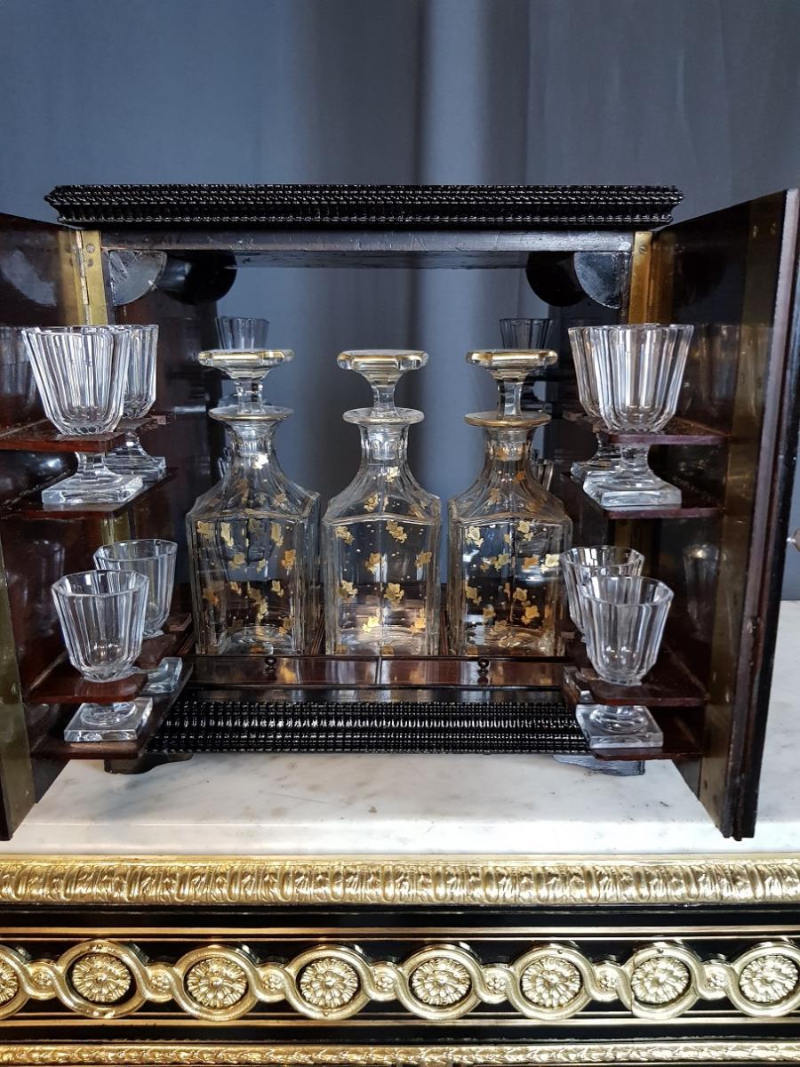 Rare Napoleon III liquor cave, cave a liqueur in Boulle marquetry with 3 different rich materials in blackened pearwood, brass marquetry.
Very original liquor cellar, rare as it opens by its 4 doors, which allows to see the glassware from any