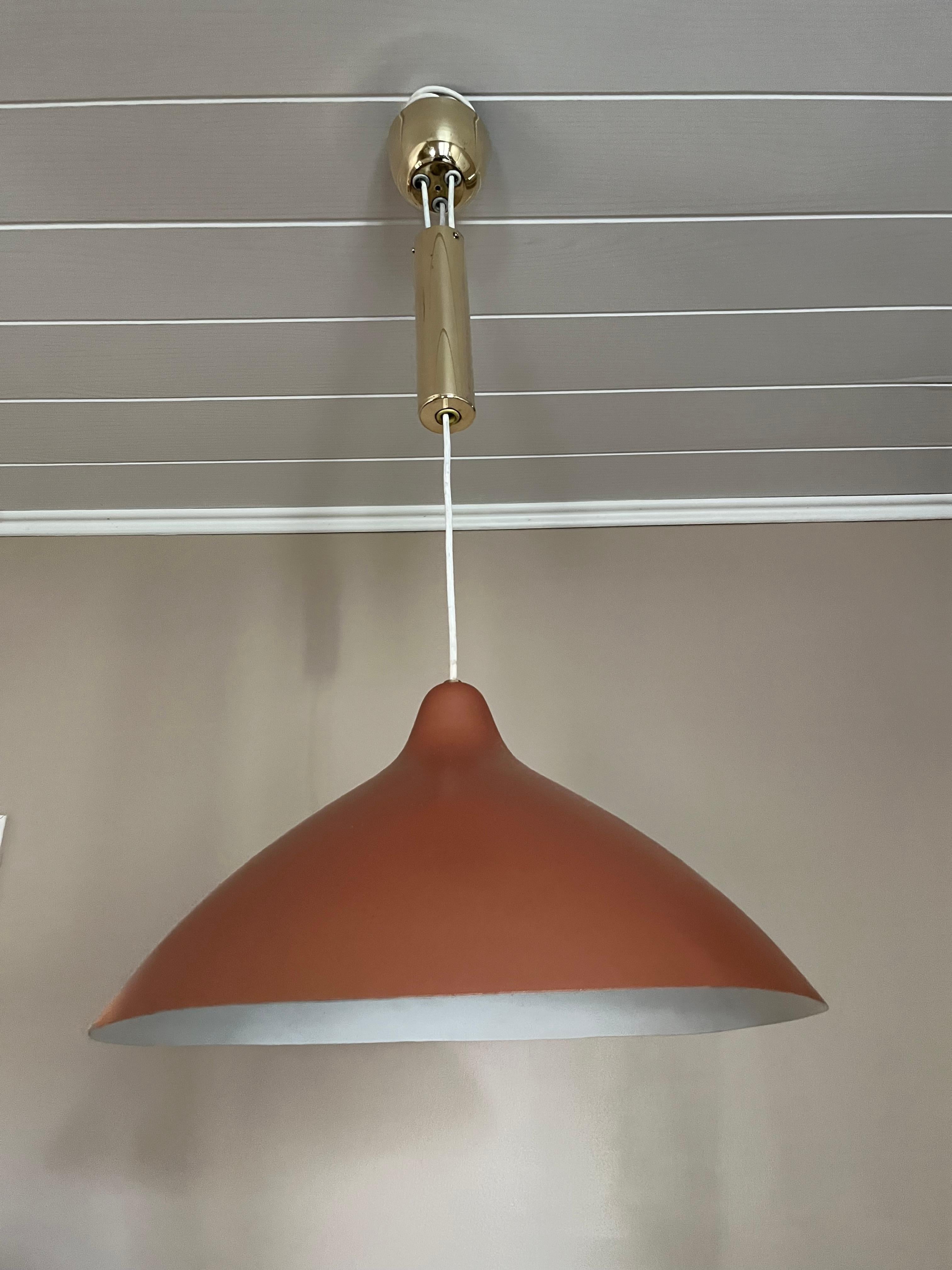 🕯️ La rara lampada a sospensione regolabile di Lisa Johansson-Pape è un vero gioiello nella storia del design dell'illuminazione finlandese e dell'estetica funzionale. Sebbene il termine specifico 