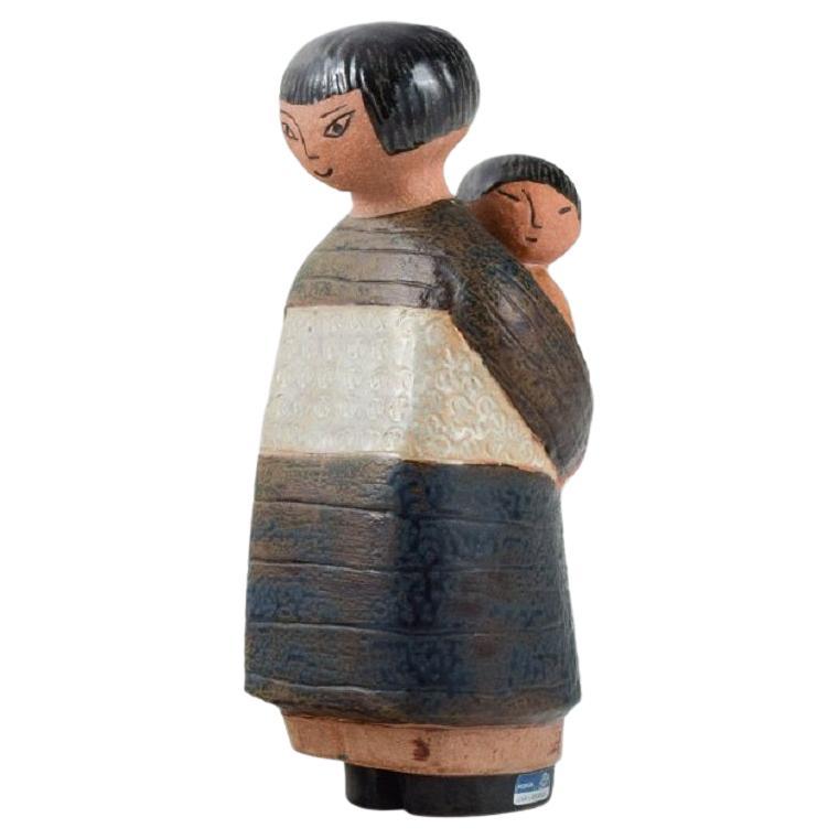 Rare figure de Lisa Larson en céramique émaillée. Mère et enfant japonaise. 1970. en vente