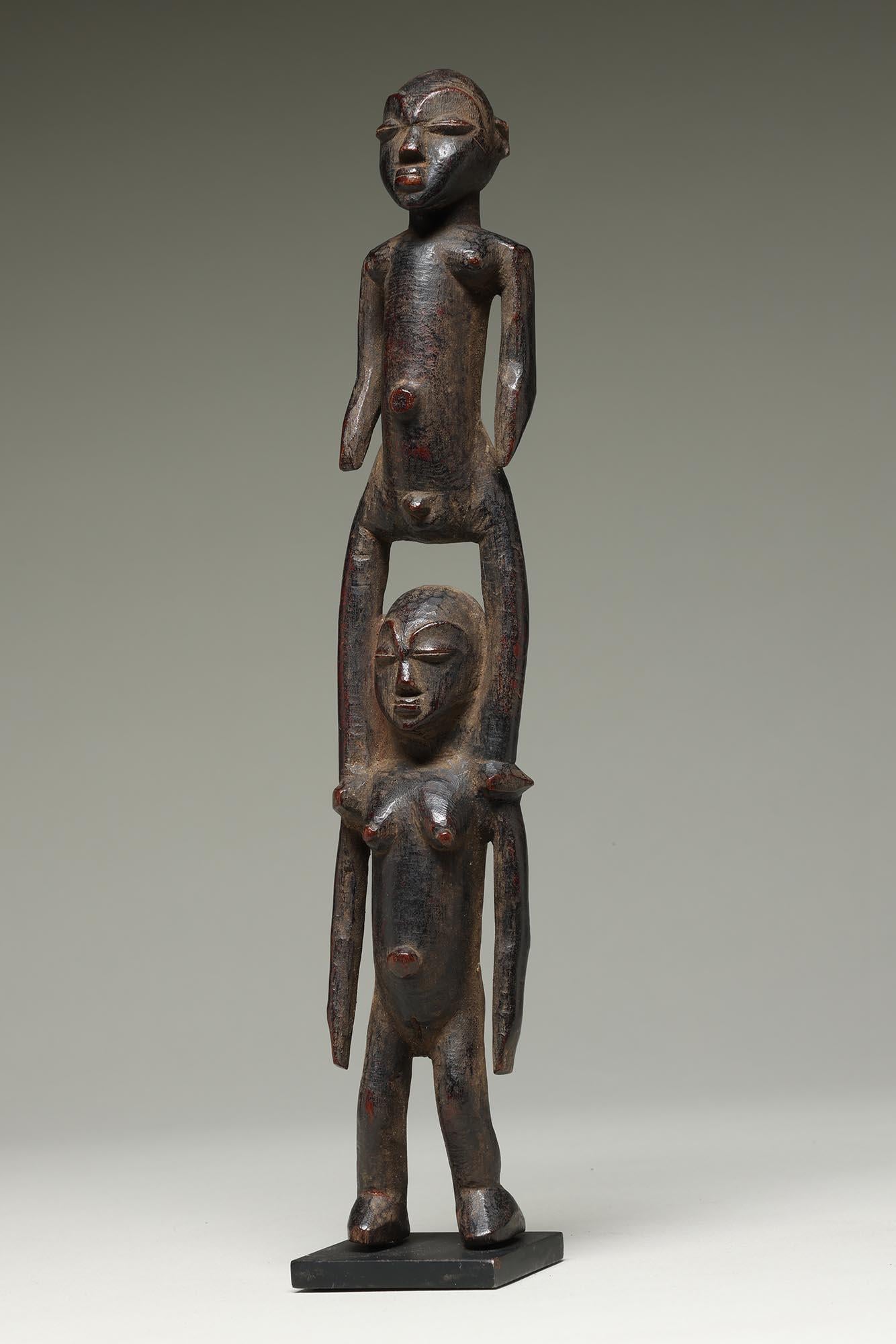 Tribale Rara figura doppia di Lobi, maschio e femmina, in piedi sulle spalle, Ghana Africa in vendita