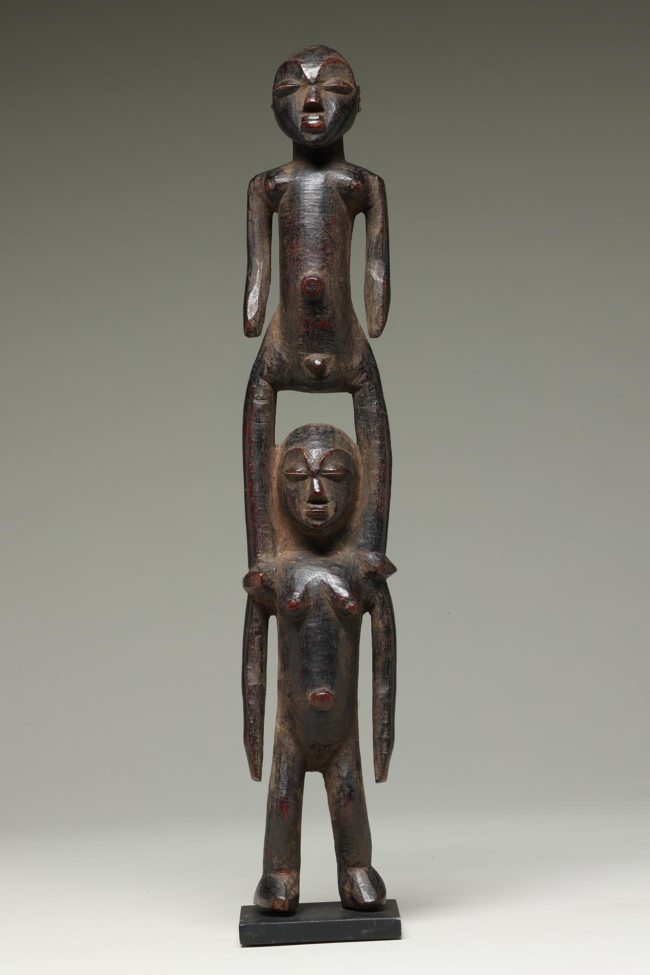 Intagliato a mano Rara figura doppia di Lobi, maschio e femmina, in piedi sulle spalle, Ghana Africa in vendita
