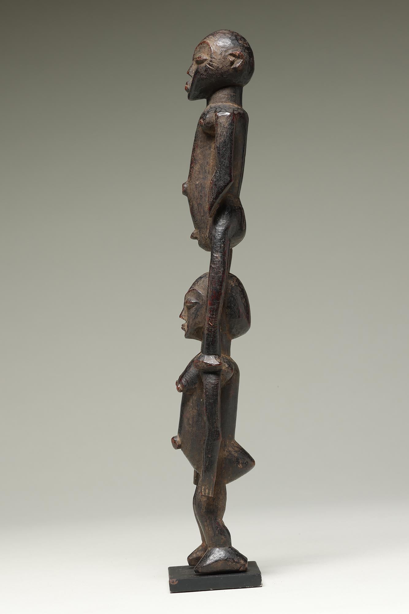 Rara figura doppia di Lobi, maschio e femmina, in piedi sulle spalle, Ghana Africa In condizioni deteriorate in vendita a Point Richmond, CA