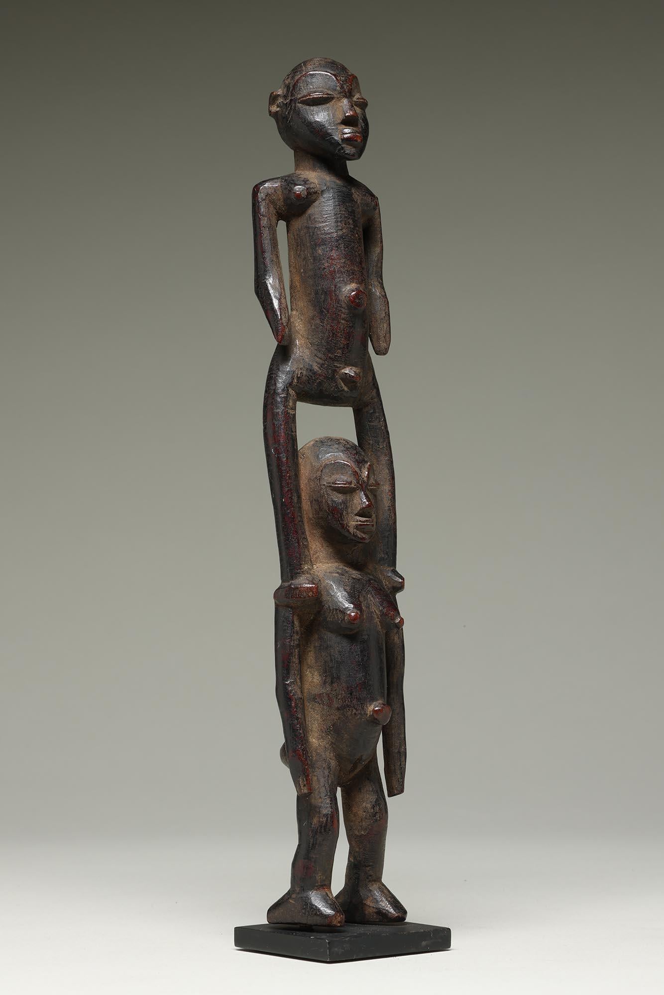 XX secolo Rara figura doppia di Lobi, maschio e femmina, in piedi sulle spalle, Ghana Africa in vendita