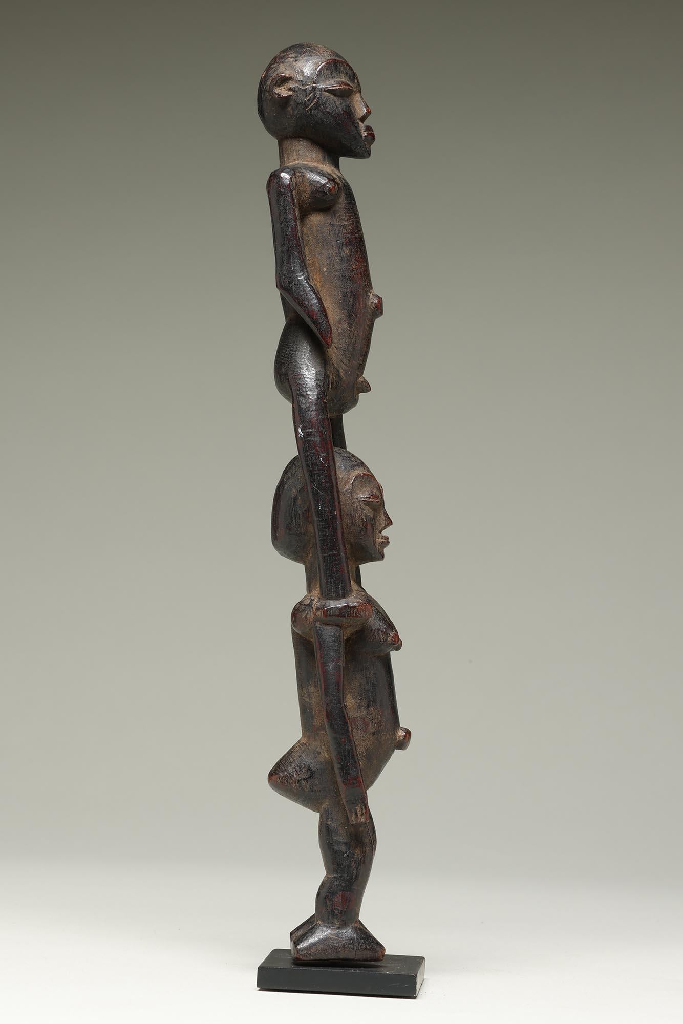 Legno Rara figura doppia di Lobi, maschio e femmina, in piedi sulle spalle, Ghana Africa in vendita