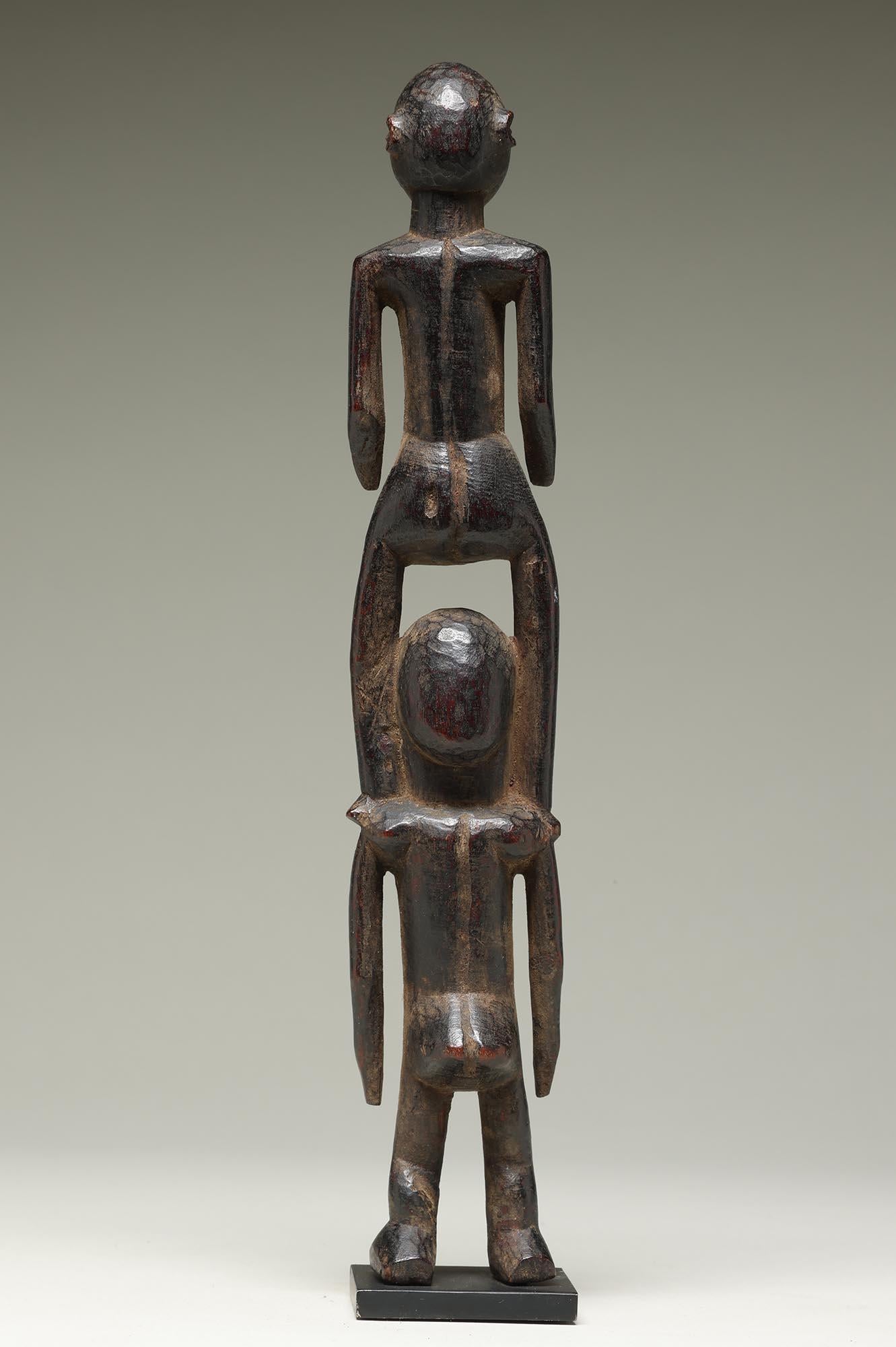 Rara figura doppia di Lobi, maschio e femmina, in piedi sulle spalle, Ghana Africa in vendita 1