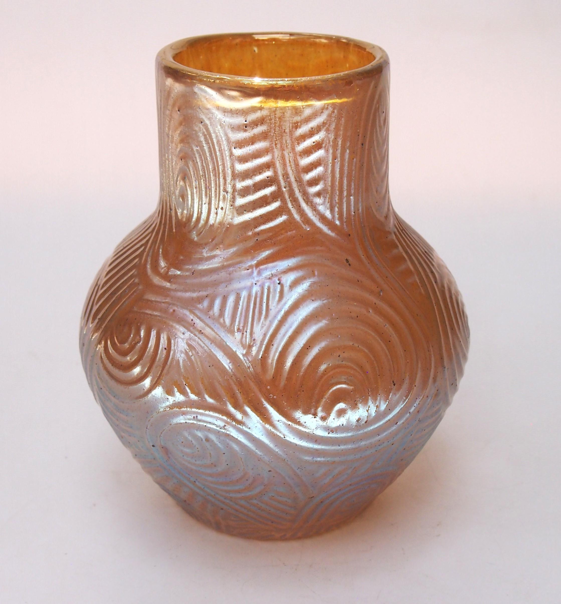 Seltene Loetz Candia (irisiertes Gold) Vase mit Spiraloptisch-Muster - das Muster wird beschrieben als 