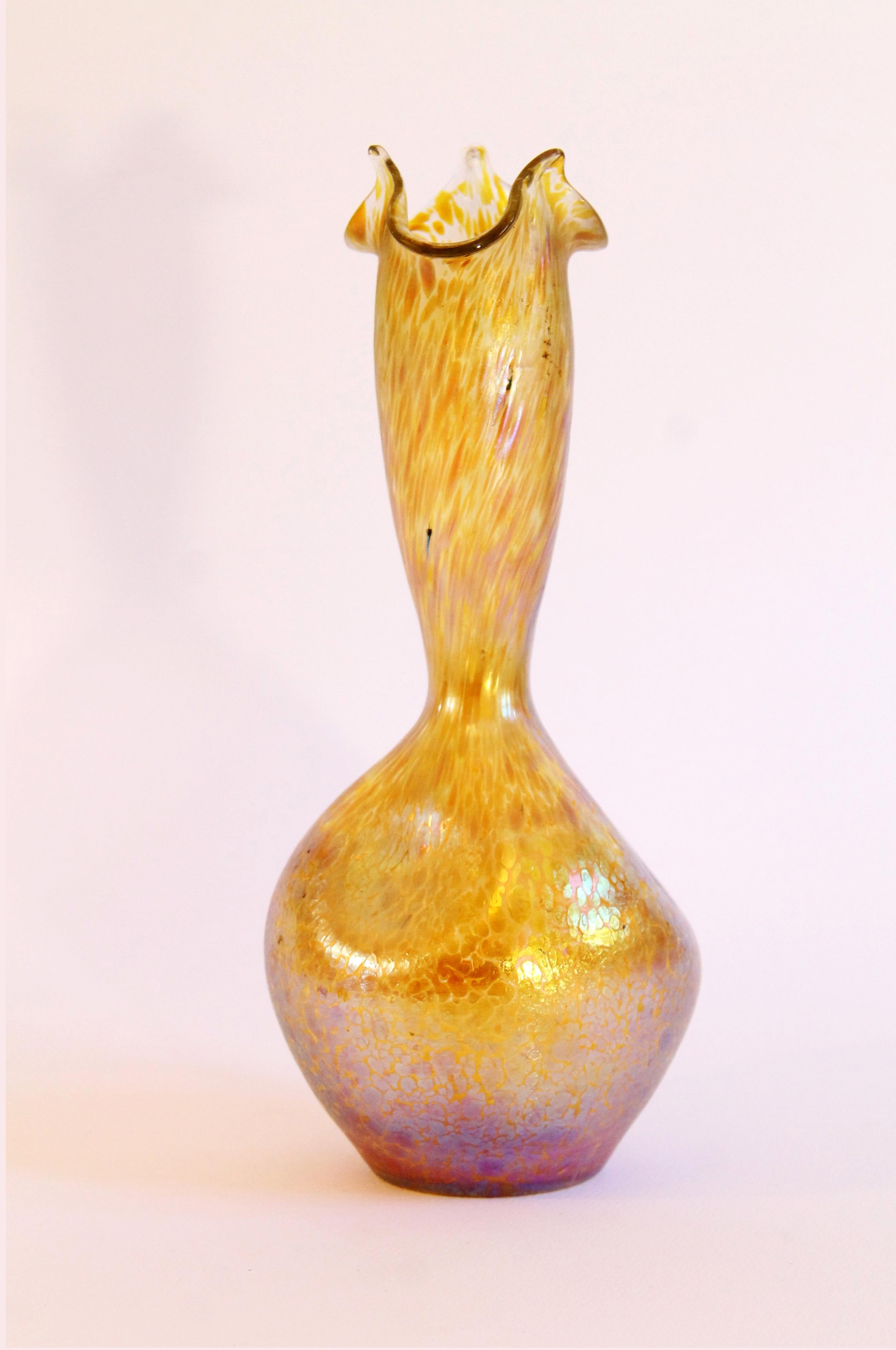 LOETZ (Lötz) - Unsigned Art Nouveau gorgeous iridescent dark orange - peacock papillon vase on amorphous construction glass vase.
Period: circa 1915/1920
Measurements: 25cm height x 12cm diameter.
Condition: Near pristine with no visible
