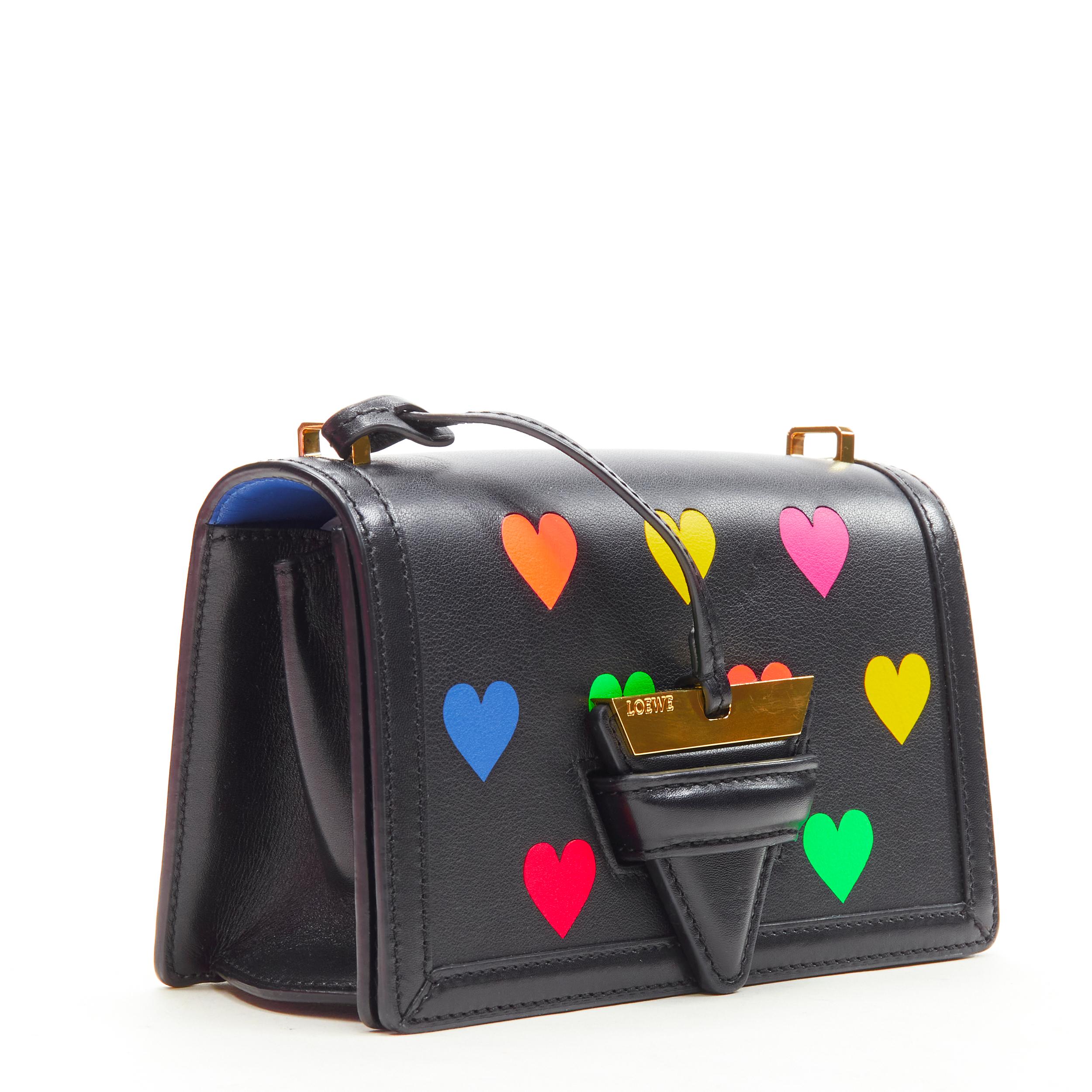 LOEWE Barcelona - Sac à bandoulière rare en cuir noir imprimé cœur fluo Bon état - En vente à Hong Kong, NT