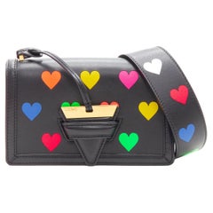 Seltene LOEWE Barcelona Crossbody-Tasche aus schwarzem Leder mit neonfarbenem Herzdruck