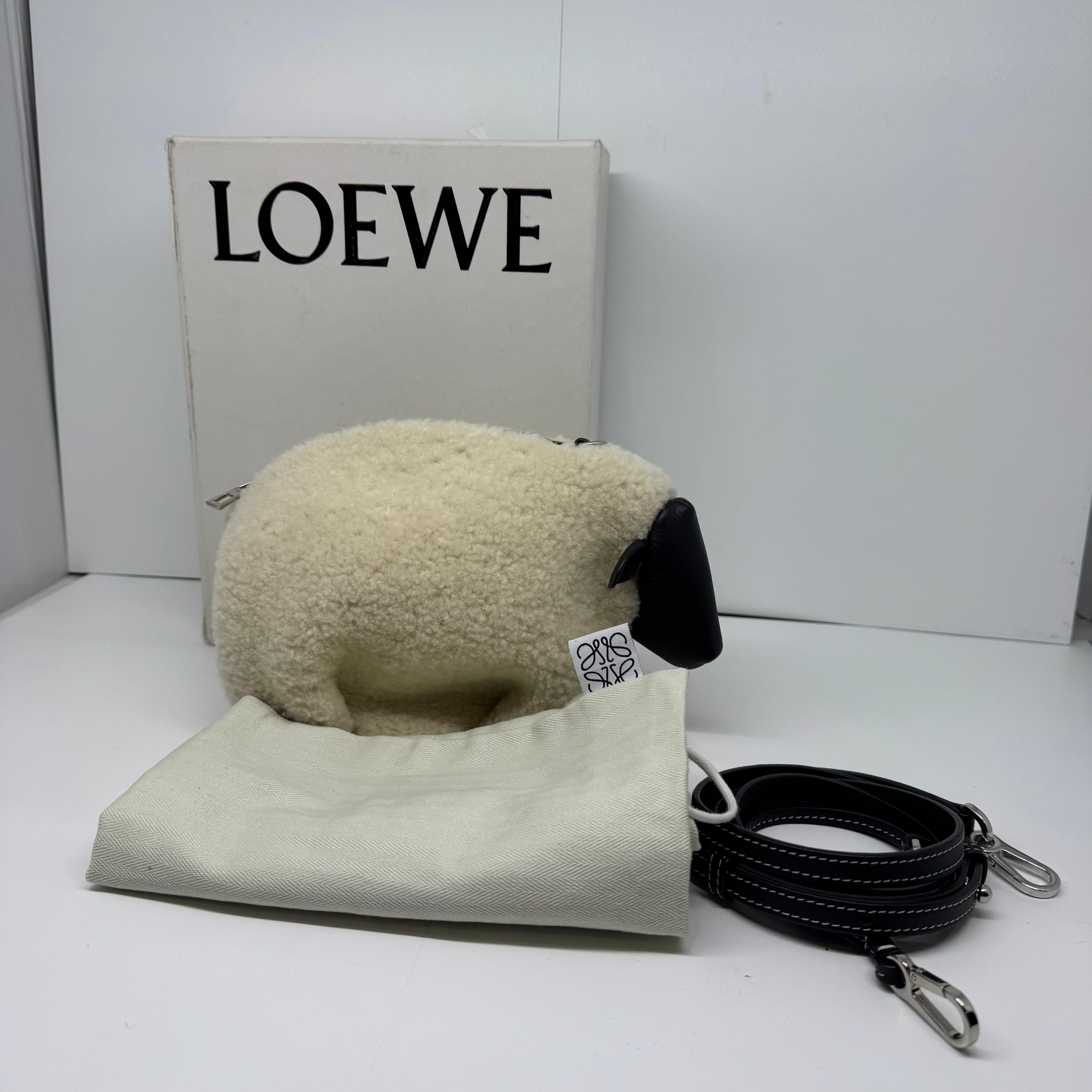 Rare Loewe Mini Sheep Shearling Crossbody Bag In Good Condition For Sale In Jakarta, Daerah Khusus Ibukota Jakarta