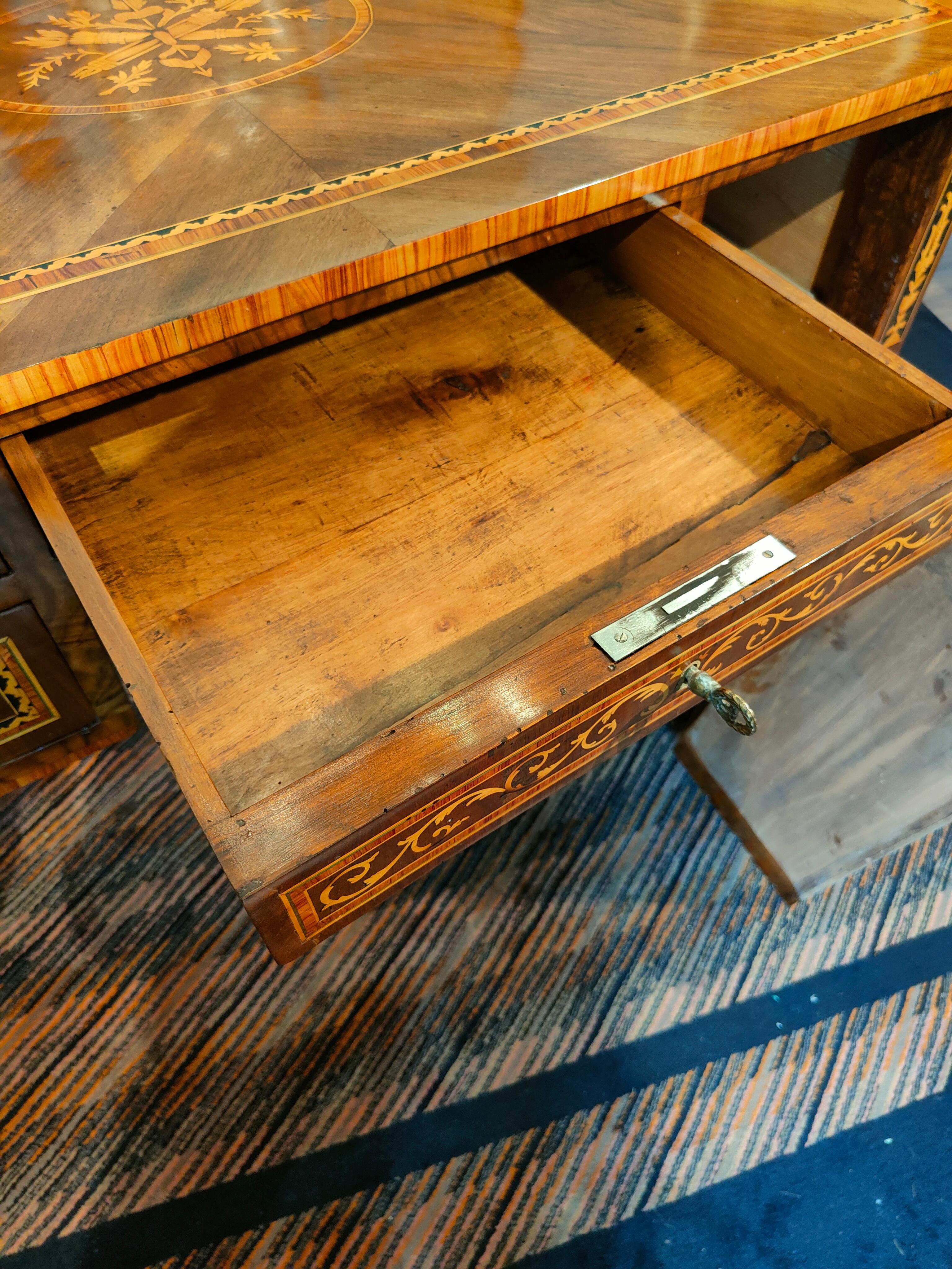 Rare Lombard Desk from the 18th Century For Sale 6
