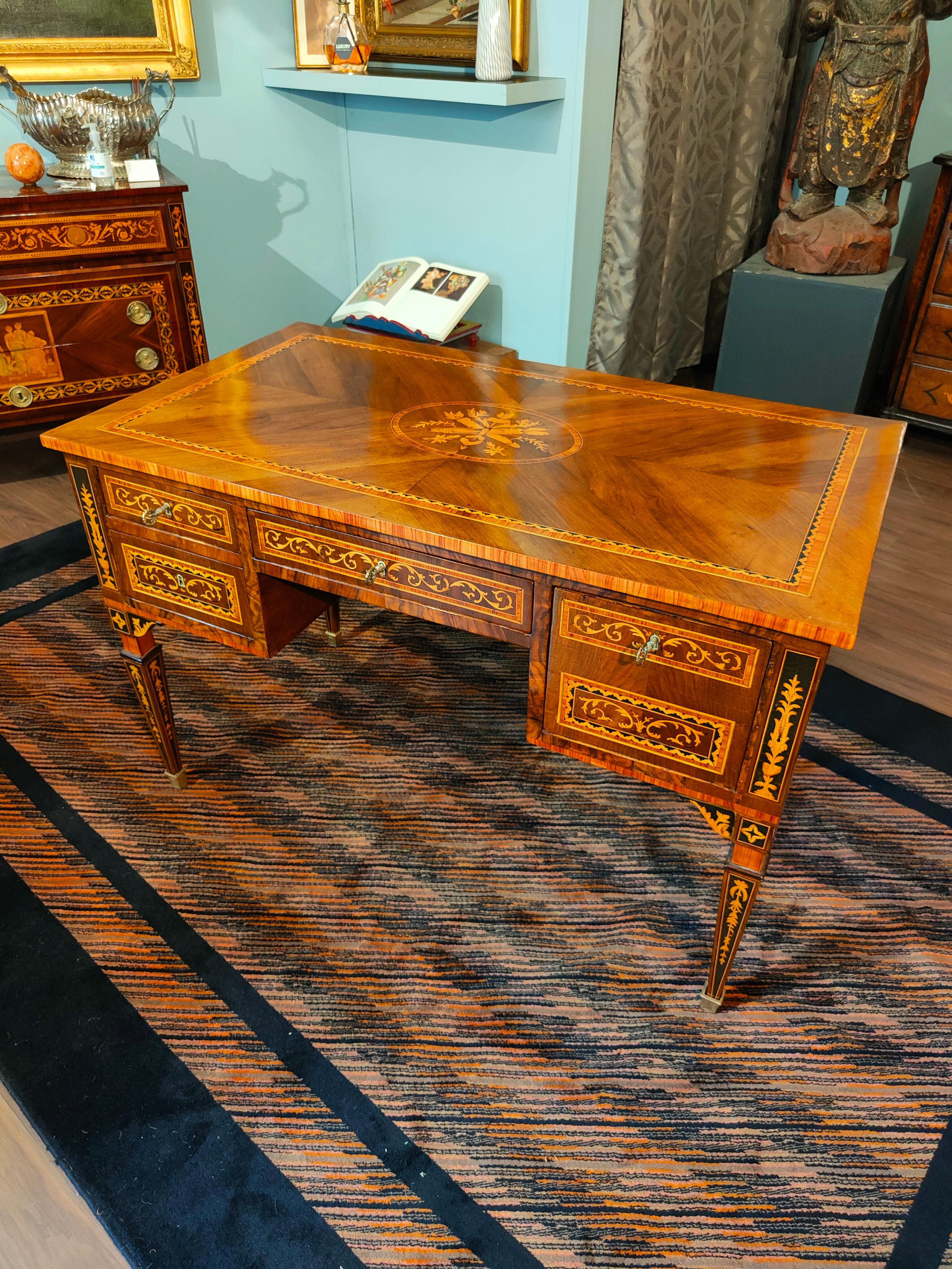 Rare Lombard Desk from the 18th Century For Sale 10