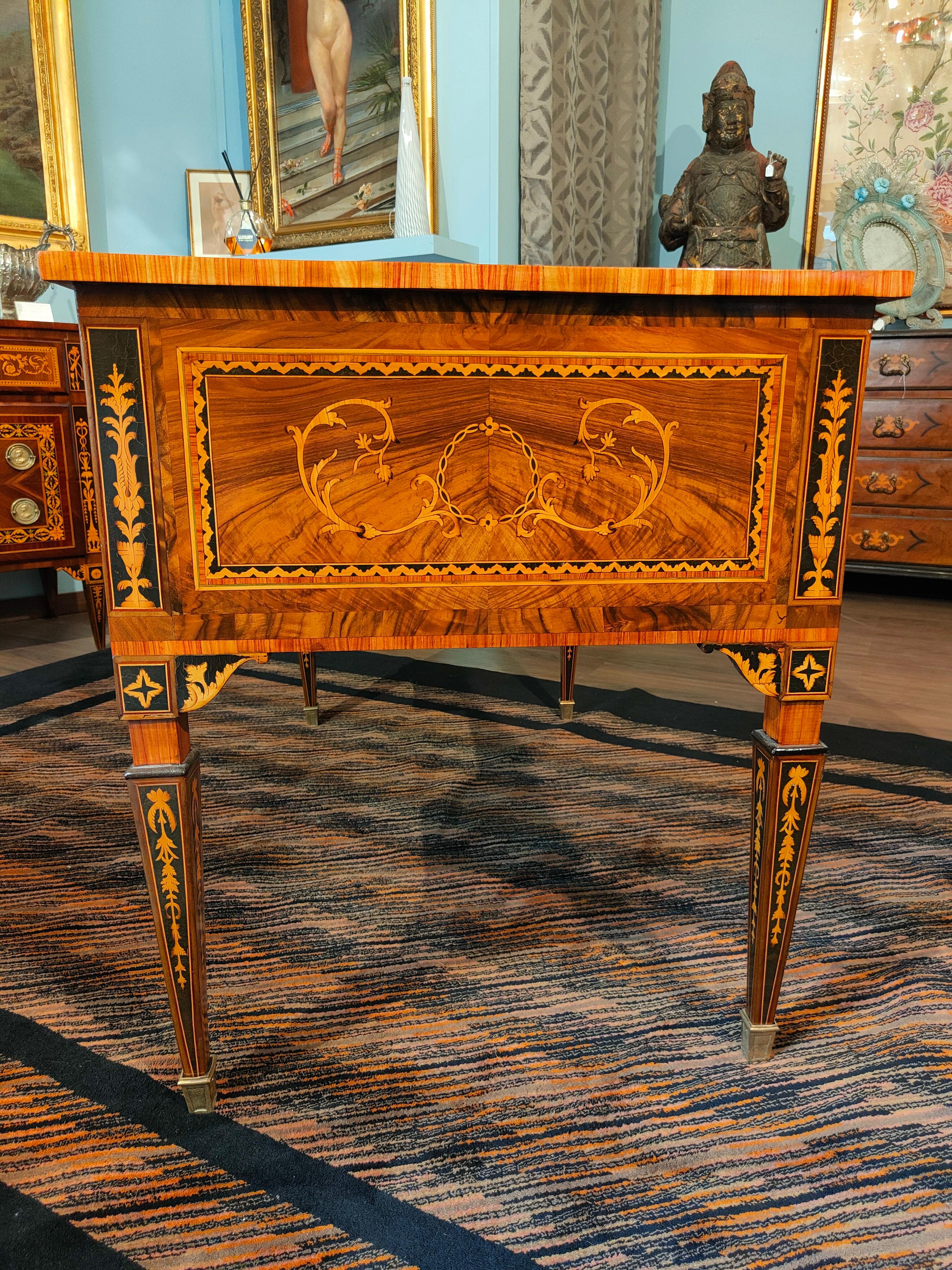 Rare Lombard Desk from the 18th Century In Good Condition For Sale In Alba, IT