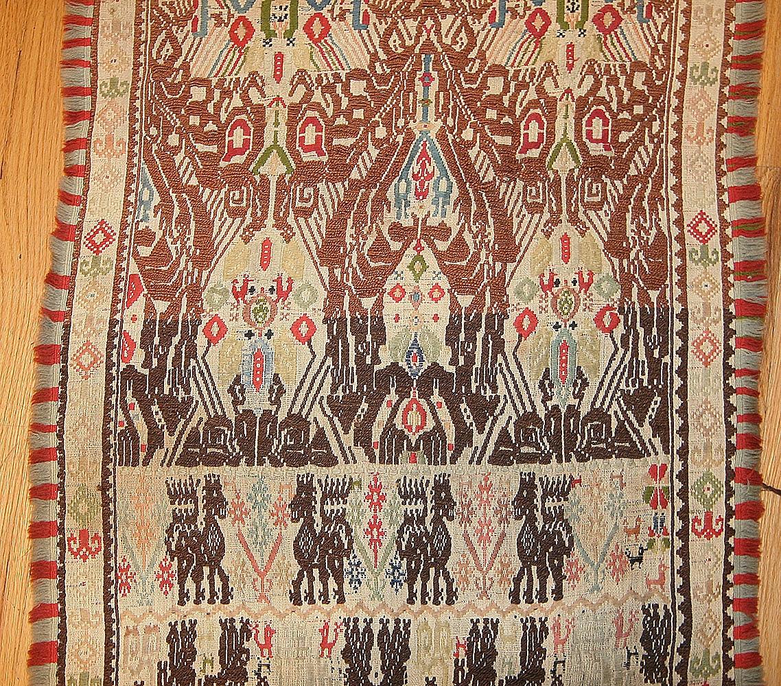 Rare et étroit textile brodé de gée ancien de 2'2