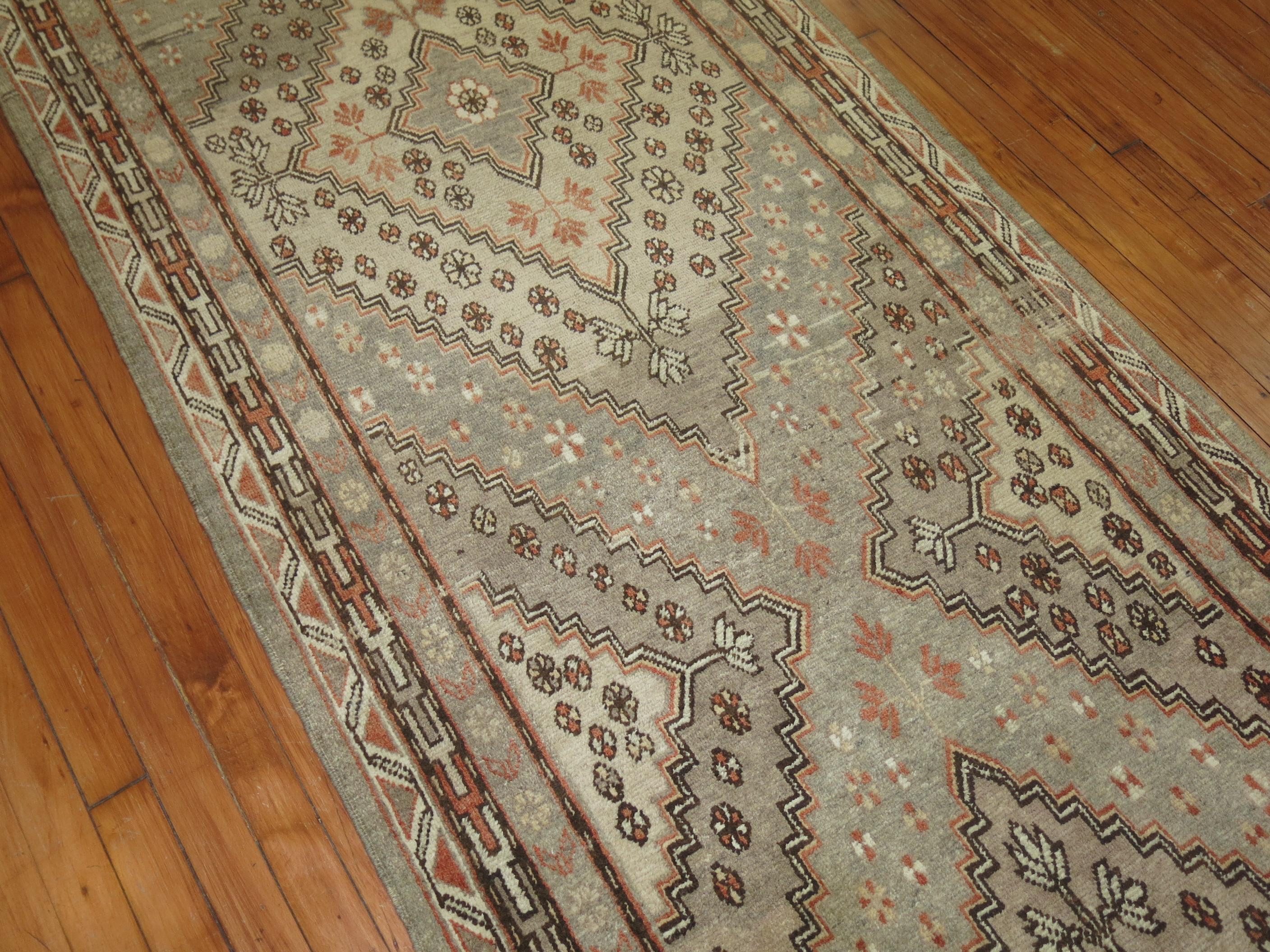 Noué à la main Rare long tapis de couloir Khotan ancien en vente
