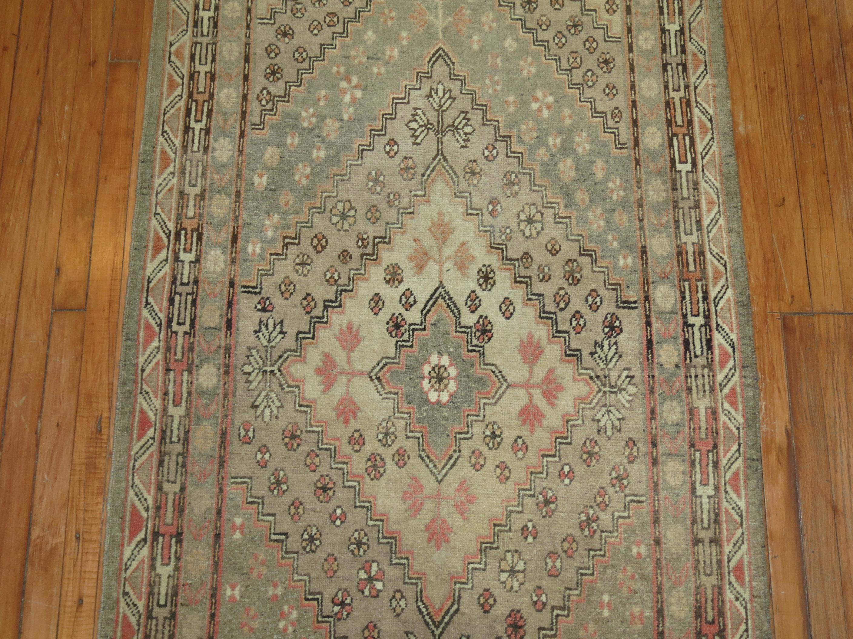 Rare long tapis de couloir Khotan ancien Bon état - En vente à New York, NY