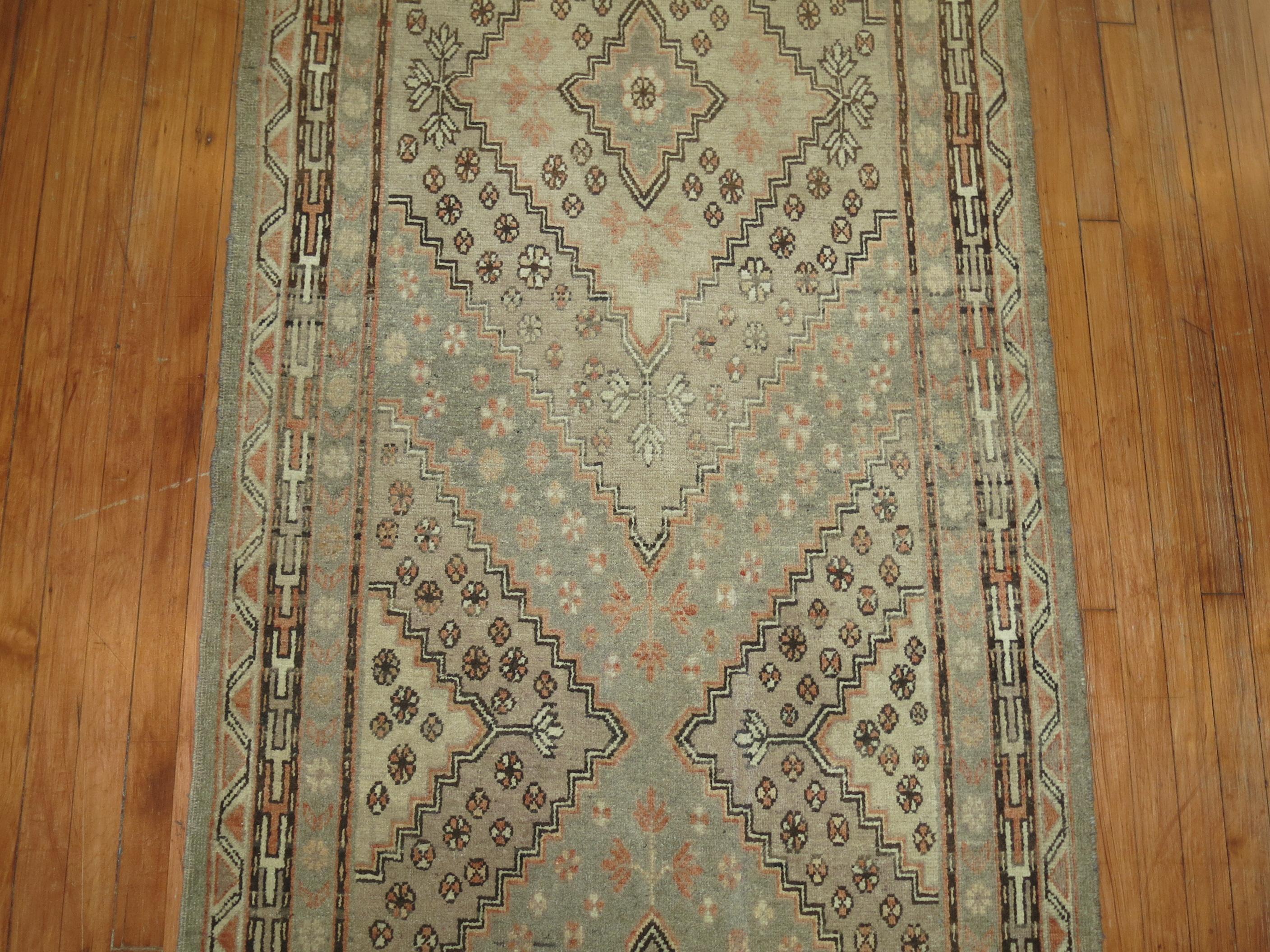 20ième siècle Rare long tapis de couloir Khotan ancien en vente