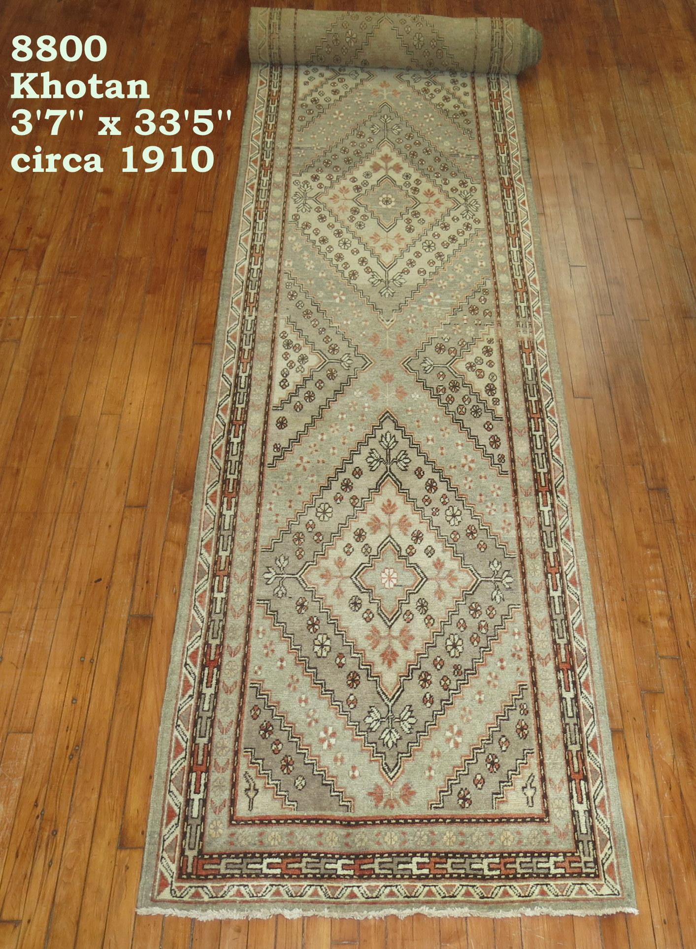 Laine Rare long tapis de couloir Khotan ancien en vente
