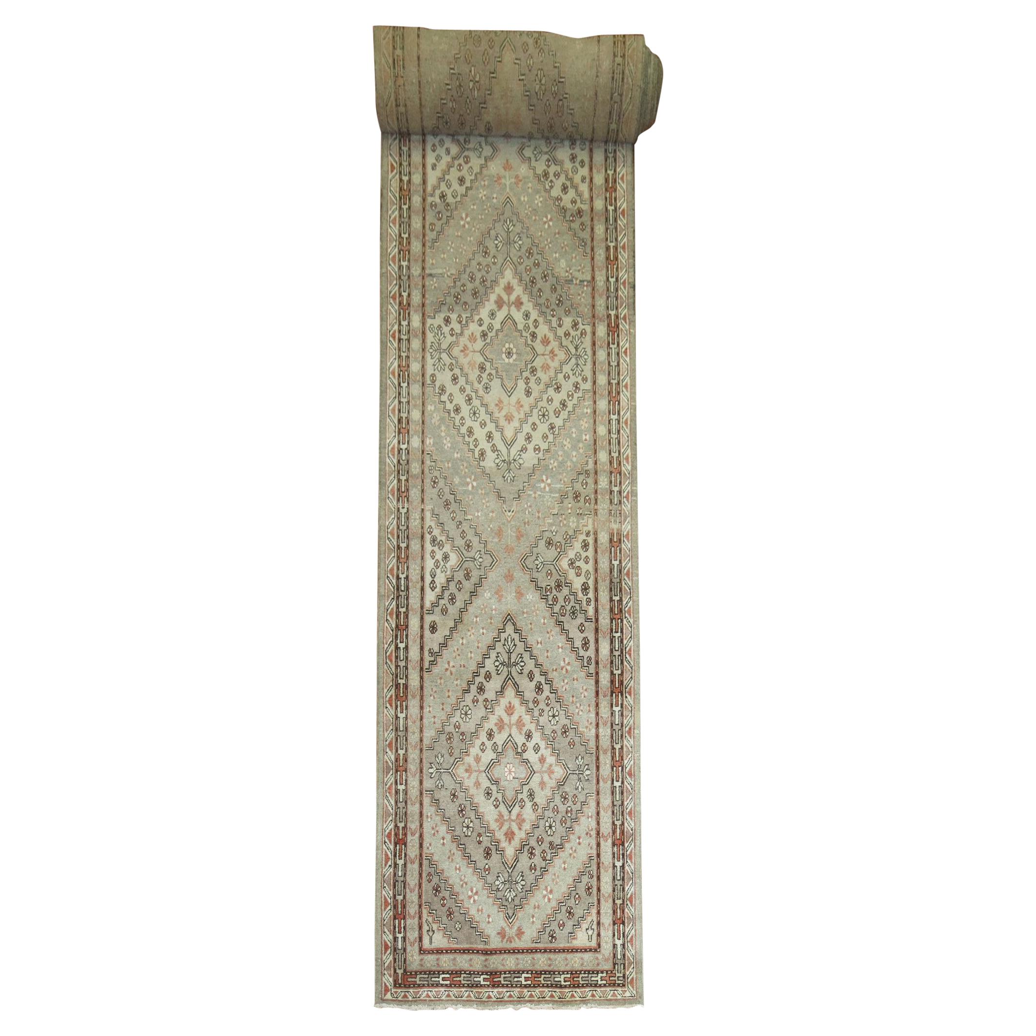 Rare long tapis de couloir Khotan ancien en vente