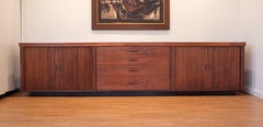 Seltener langer und niedriger Tambour-Media-Schrank aus Nussbaumholz Attr. Milo Baughman für John Stuart