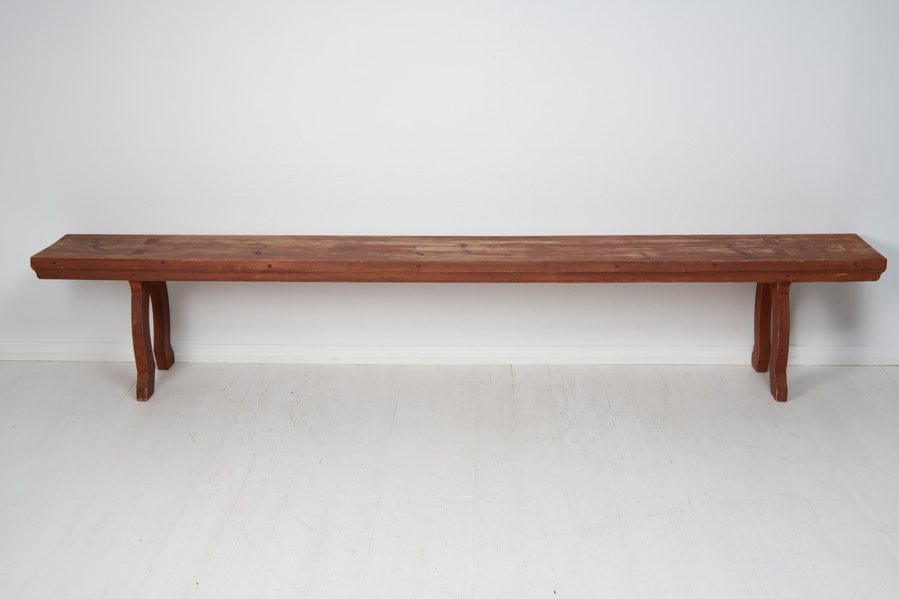 Rare Long Swedish Folk Art Pine Bench In Good Condition For Sale In Kramfors, SE